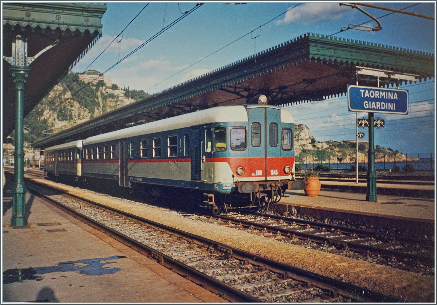 Erneut viele Kilometer weiter sdlich entstand dieses Bild: In Taormina Giardini wartet der FS Aln 668 1545 und ein weiterer auf die Abfahrt nach Randazzo. 

Analogbild vom November 1991