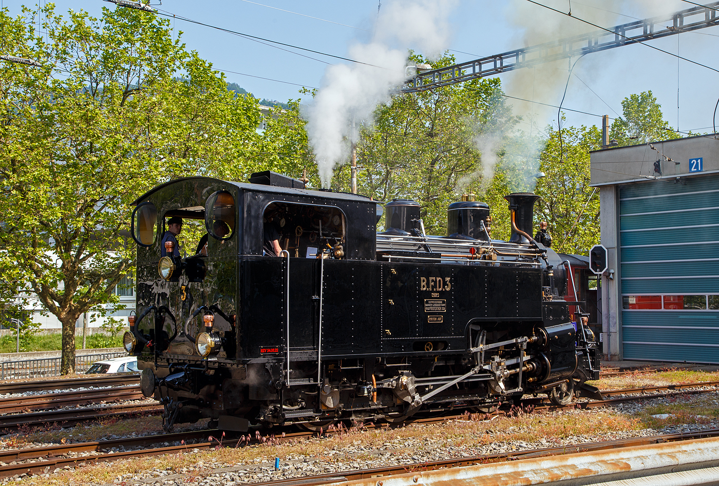 Es raucht und dampft in Vevey...
Die Dampflokomotive für gemischten Adhäsions- und Zahnradbetrieb BFD 3 HG 3/4 (Brig–Furka–Disentis-Bahn), später FO 3 (Furka-Oberalp-Bahn), heute im Bestand der Museumsbahn Blonay–Chamby, rangiert am 28.05.2023 in Vevey. Am Pfingstwochenende fand bei der das Schweizer Dampffestival 2023 / Festival suisse de la Vapeur 2023 statt.

Die Lok Nr. 3 wurde 1969 der Museumsbahn Blonay–Chamby (BC) geschenkt, während Nr. 4 als Reserve weiterhin bei der Furka-Oberalp-Bahn (FO) blieb und hauptsächlich für Nostalgiefahrten verwendet wurde. Mit Ablauf der Untersuchungsfristen wurde sie (FO 4) 1972 abgestellt. Nach einigen Stationen ging die Lok 4 im Jahr 1997 zunächst leihweise an die Dampfbahn Furka-Bergstrecke über. Anschließend wurde sie in der DFB-Werkstätte betriebsfähig aufgearbeitet und 2006 in Betrieb genommen. Die Lok wurde historisch korrekt restauriert und vollständig schwarz lackiert. Anlässlich der Eröffnung des Streckenabschnitts Gletsch–Oberwald im Jahr 2010 ging die Lok als Geschenk an die DFB über.

Auch die ehemaligen FO Loks 1 und 9, sowie Überresten der Loks 2 und 8, sind heute bei der Dampfbahn-Furka-Bergstrecke. Unter der Bezeichnung „Back to Switzerland“ kehrten die vier HG 3/4 aus Vietnam 1990 Jahre in die Schweiz zurück.

Die HG 3/4 Dampflokomotiven haben vier Zylinder, zwei außenliegende für den Adhäsionsantrieb und zwei innenliegende für den Zahnradantrieb. 

TECHNISCHE DATEN:
Länge über Puffer: 8.754 mm
Dienstgewicht: 42 t
Triebraddurchmesser: 910 mm
Laufraddurchmesser: 600 mm
Zahnrad Teilkreis: 688 mm
Zahnrad Zähne/Teilung: 18 Zähne / 120 mm (Abt 2-lamellig)
Anhängelast 110 ‰ Steigung: 60 t
Max. Geschwindigkeit Adhäsion: 45 km /h
Max. Geschwindigkeit Zahnrad: 20 km/h
Leistung: 600 PS (440 kW)
Antriebssystem: Getrennte Adhäsions- & Zahnradmaschine nach System Abt als Heissdampf Vierzylinderverbundmaschine
Bremsen: Vakuumbremse, Riggenbach'sche Gegendruckbremse
Steuerung Adhäsion: Walscherts Kolbenschieber
Steuerung Zahnrad: Joy Kolbenschieber
Zylinderdurchmesser Adhäsion: 420 mm
Zylinderdurchmesser Zahnrad: 560 mm
Kesseldruck: 14 bar
Rostfläche / Heizfläche:1,3 m² / 63 m²
Siede- / Rauchrohre: 95 / 15 Rohre
Kesselwasser-Inhalt: 2,6 m³
Wasservorrat: 3,15 m³
Kohlenvorrat: ca. 1,3 t
