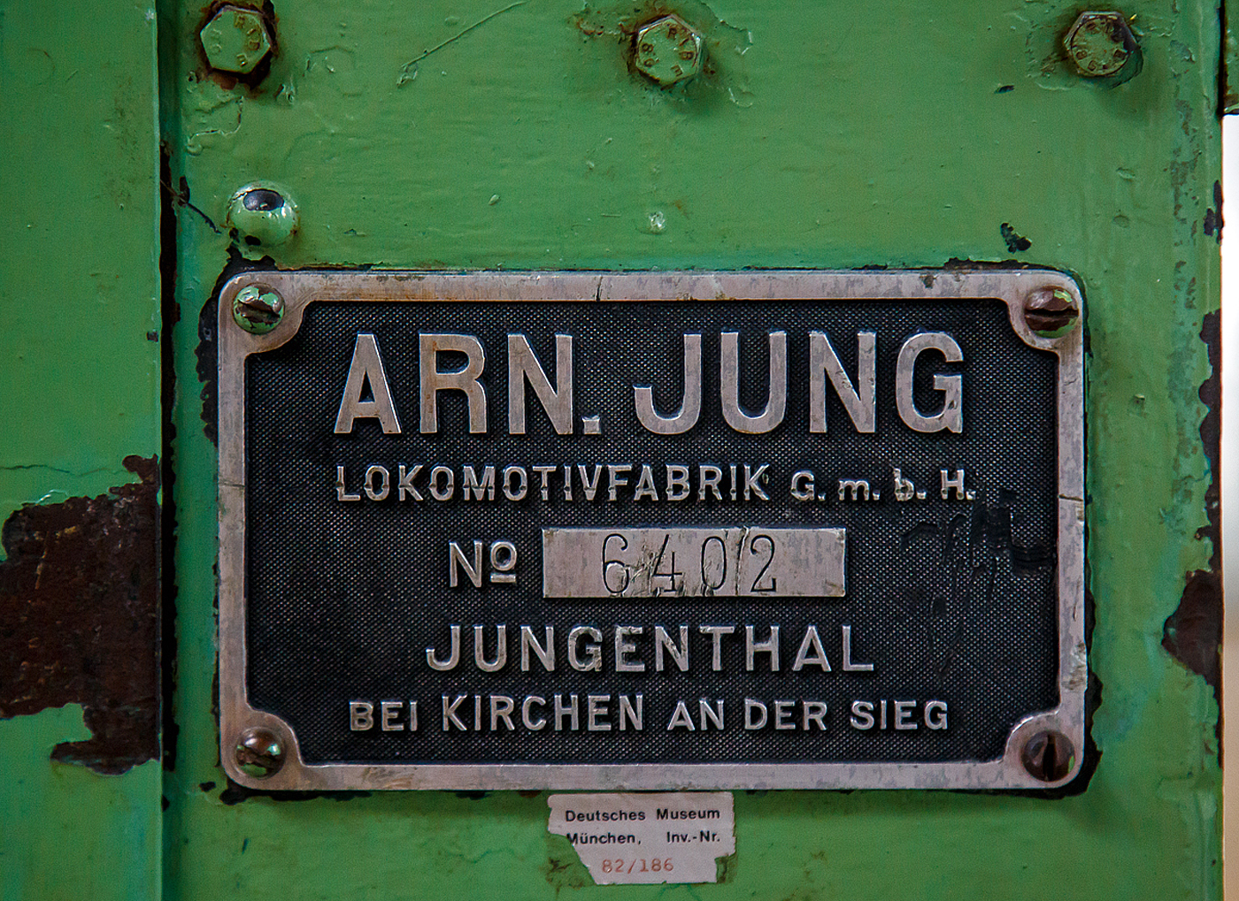 Fabrikschild (Fabriknummer 6402) der JUNG EL 105 Feldbahnlok am 11.09.2022 in der Lokwelt Freilassing.
