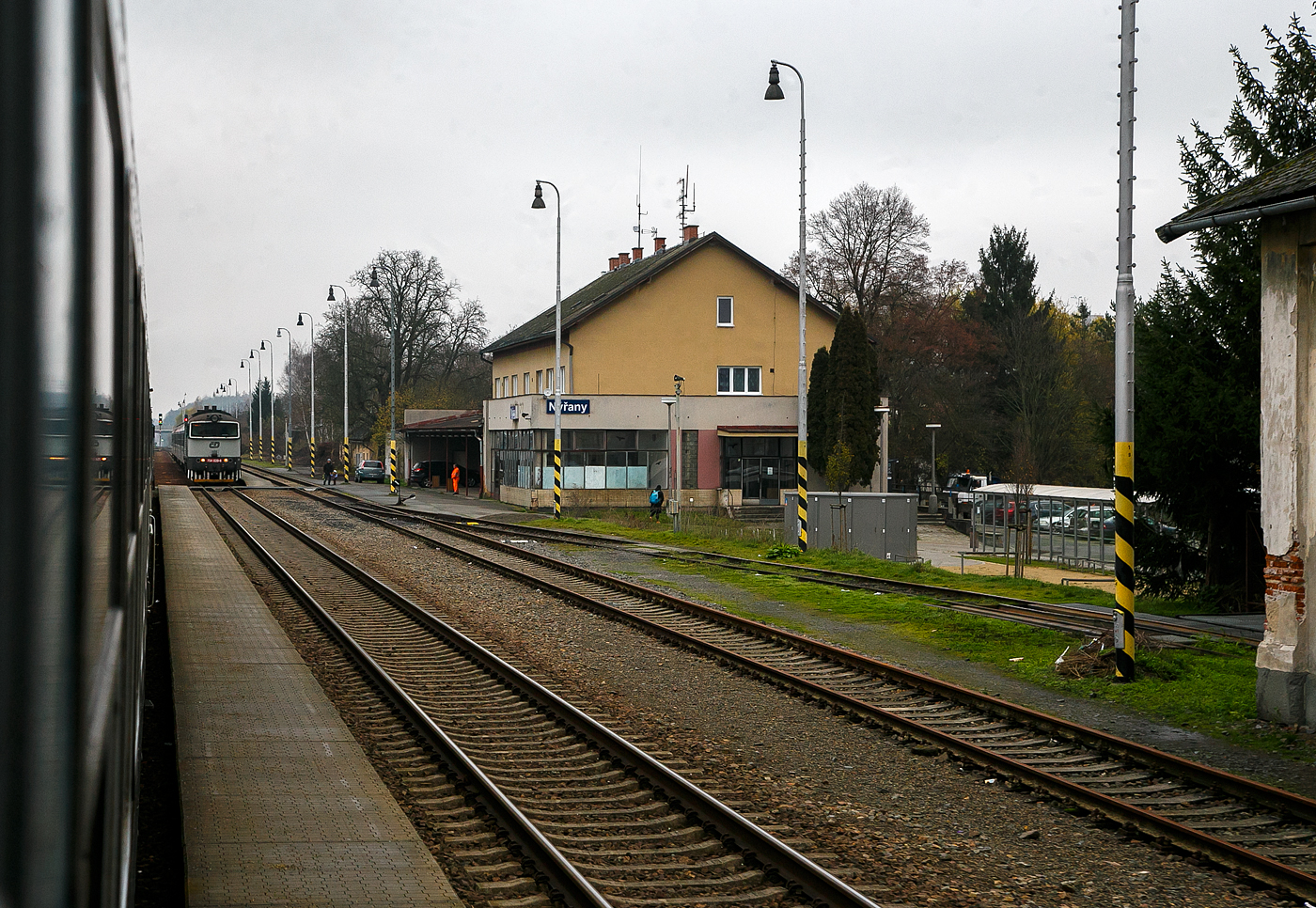 Geführt von der alexa 223 065 (92 80 1223 065-4 D-DLB) fährt unser alex RE 25 / als EX 357 bzw. EC (München – Landshut – Regenburg – Schwandorf – Furth i.W. – Plzeň – Praha), am 22.11.2022 durch den tschechischen Bahnhof Nýřany (Nürschan) auf der „Böhmische Westbahn“ Bahnstrecke Plzeň–Furth im Wald (SŽDC 180).  Ab Furth im Wald wird der Zug als EX 357 (Západní expres / West Express) geführt.

Im Bahnhof steht die „Taucherbrille“ ČD 754 039-6 mit einem Regionalzug.

Die Bahnstrecke Plzeň–Furth im Wald ist eine Eisenbahnverbindung in Tschechien und Deutschland, die ursprünglich von der k.k. priv. Böhmischen Westbahn (BWB) erbaut und betrieben wurde. Sie verläuft von Plzeň (Pilsen) über Nýřany (Nürschan), Staňkov (Stankau) und Domažlice (Taus) nach Furth im Wald, wo sie in die Bahnstrecke Schwandorf–Furth im Wald einmündet.
