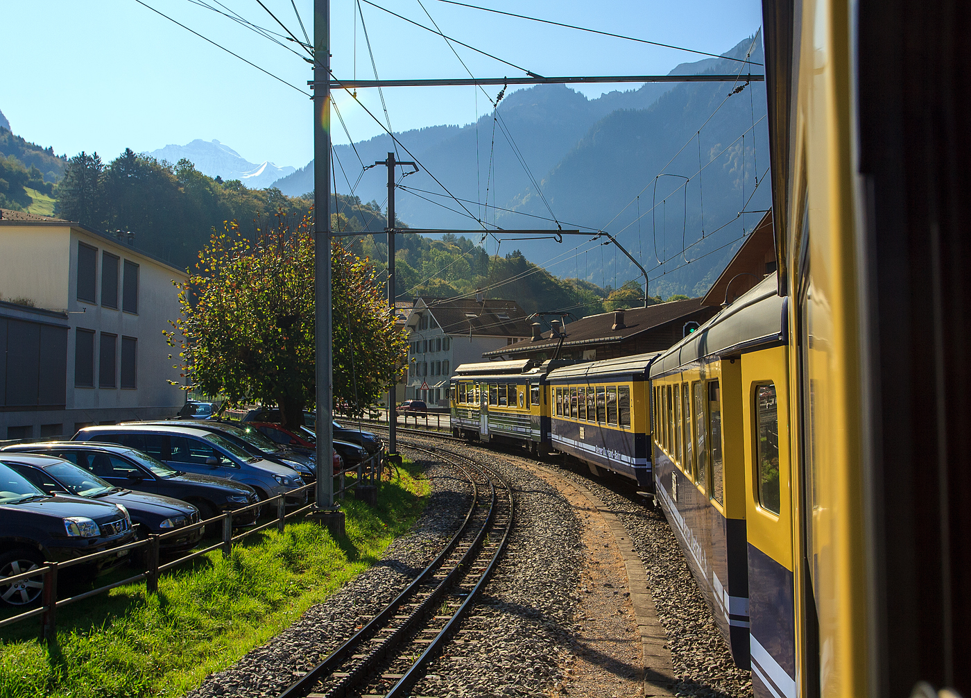 Geführt von dem BOB (Berner Oberland-Bahn) Triebwagen ABeh 4/4 II Nr. 312   Interlaken   geht es am 02.10.2011 von Wilderswil weiter in Richtung Lauterbrunnen.