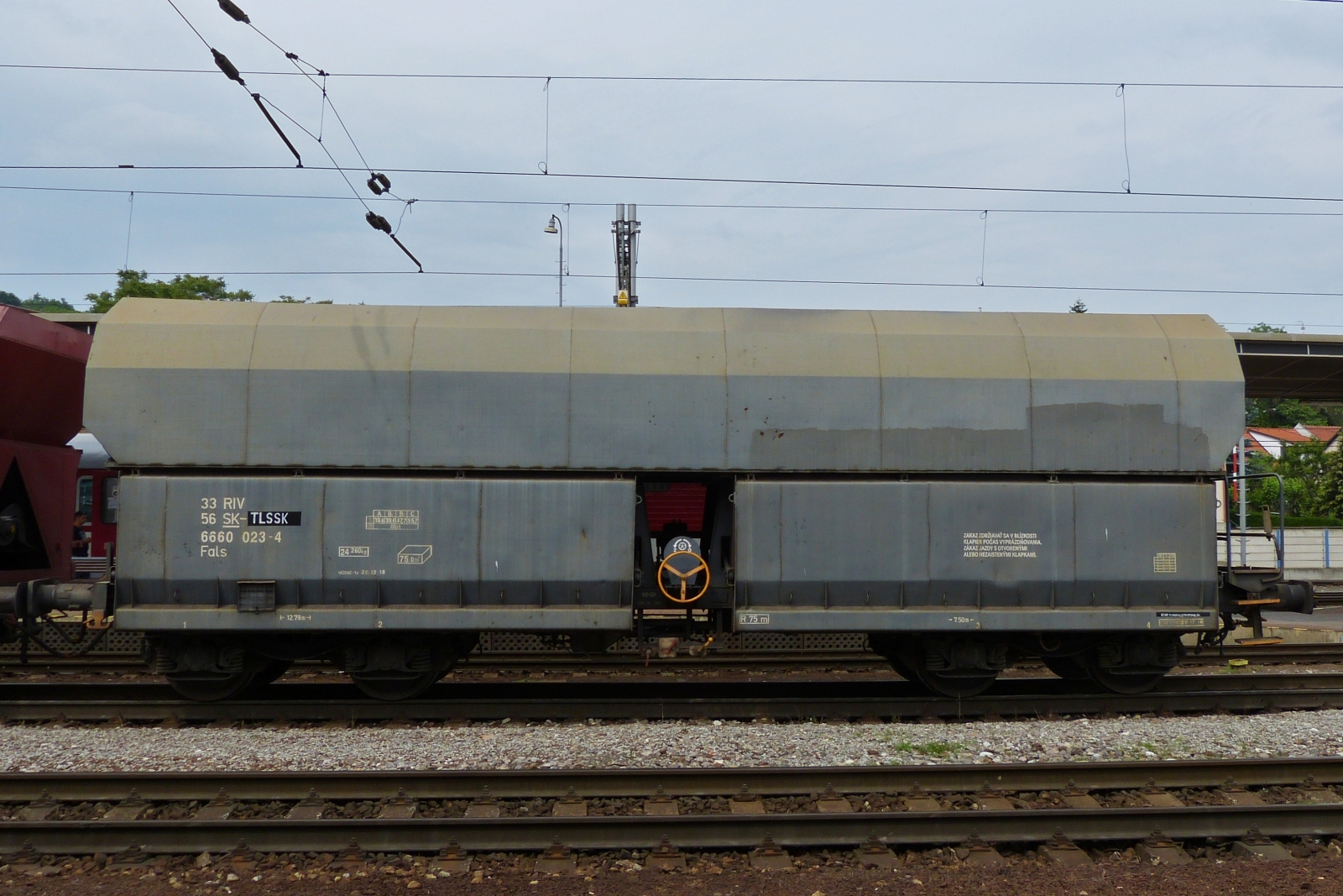 Gterwagen des Typs „FALS“ bei der Durchfahrt vom Bahnhof Bratislava im Bild festgehalten. 05.06.2023 