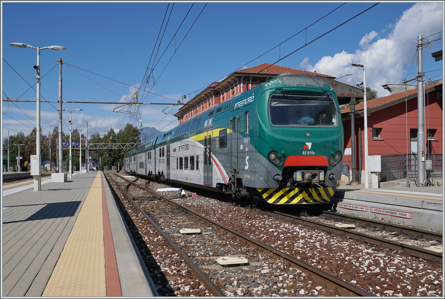 Im Bahnhof Laveno Mombello Lago wartet der Trenord ALe 711 068 (94 83 4 711 068-6 I-TN) als Regio 46 auf die Rückfahrt nach Milano Cadorna.

27. September 2022
