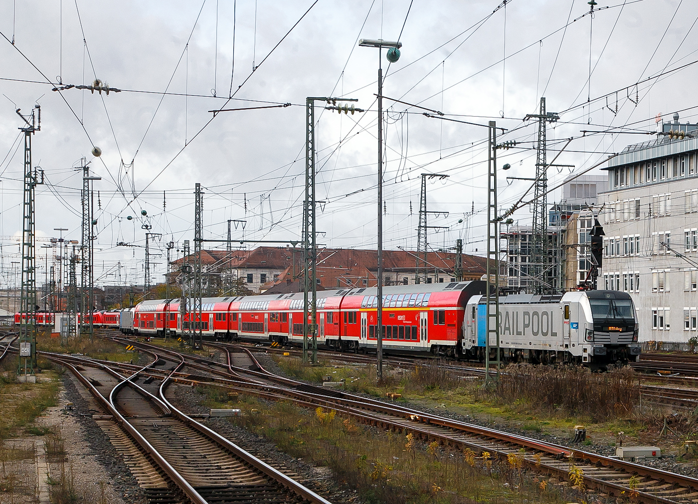 Im Sandwich zweier von Railpool angemieteten Siemens Vectron AC verlsst der RE 19 „Franken-Thringen-Express“  Nrnberg –Erlangen  – Bamberg – Coburg, der DB Regio Nordostbayern, den Hauptbahnhof Nrnberg. 

Vorne die 193 805-9 (91 80 6193 805-9 D-Rpool) und hinten die 193 802-6 (91 80 6193 802-6 D-Rpool).

Die Siemens Vectron AC wurden Siemens Mobilitiy in Mnchen-Allach gebaut, haben eine Leistung von 6.400 kW (6.4 MW), sind in Deutschland und sterreich fr 200 km/h zugelassen und haben ein Nahverkehrspaket (mit Zugzielanzeige an den Fronten). Die 193 802 wurde 2012 unter der Fabriknummer 21773 gebaut und die 193 805 wurde 2013 unter der Fabriknummer 21776 gebaut.
