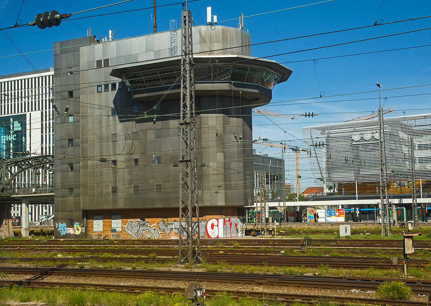 Immer alles im Blick: Das Fahrdienstleiter Stellwerk München Hauptbahnhof  (Mf), das den Zugverkehr mit fast 1.000 Züge/Tag auf 32 Gleisen steuert. Hier am 13 September 2022 aus einem Zug heraus aufgenommen.
