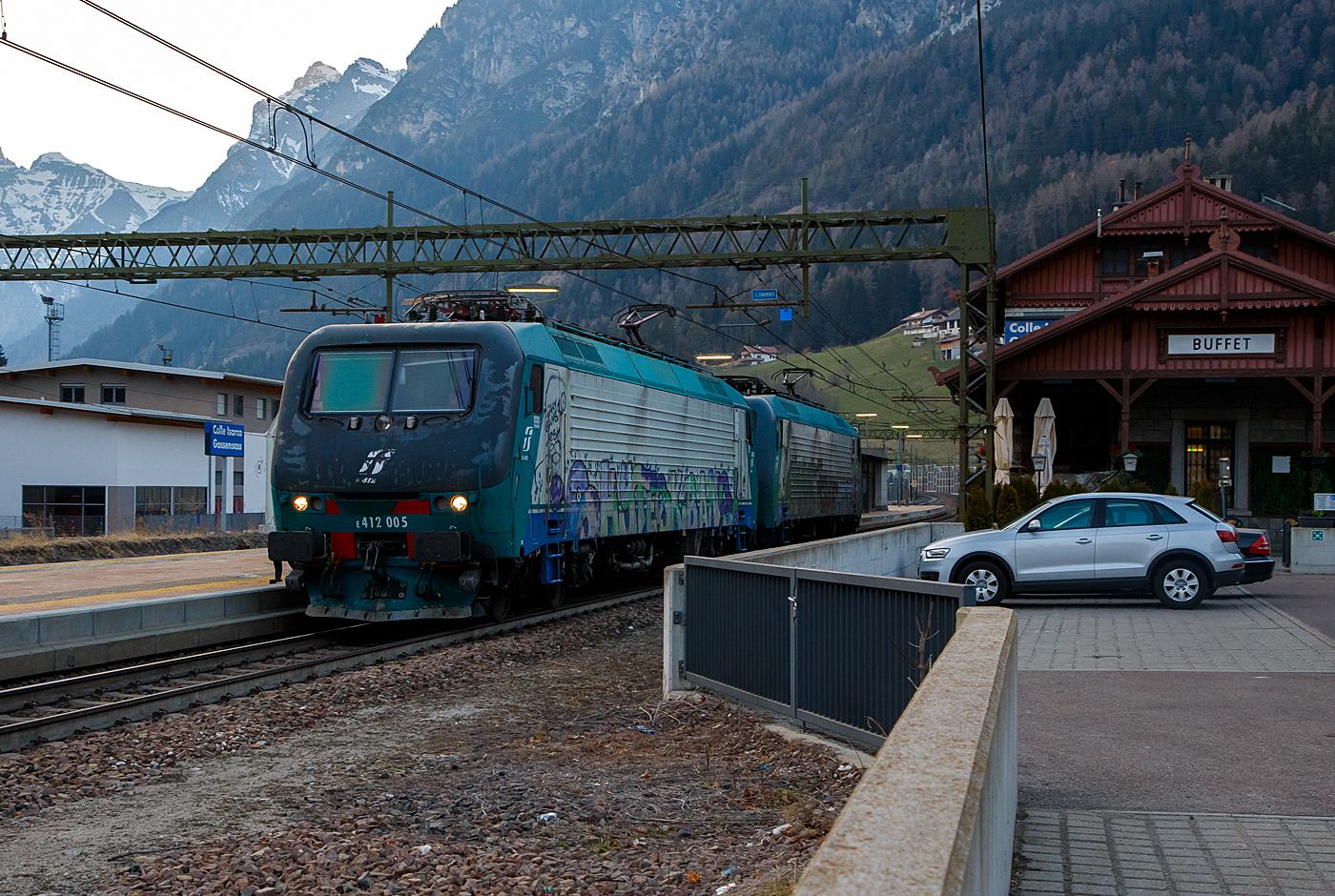 Leider sehr beschmiert....
In Doppeltraktion fahren zwei Brennerloks (ex Trenitalia E.412) am 26.03.2022 als Lokzug vom Brenner hinab kommend durch den Bahnhof Gossensaß/Colle Isarco in Richtung Bozen. Nochmal einen lieben Gruß an den netten Lokführer zurück. Vorne die E412 005 (91 83 2412 005-7 I-MIR) und dahinter die E412 018 (91 83 0412 018-4 I-MIR), beide gehören heute zur Mercitalia Rail Srl., die aber auch eine 100%tige Tochter der Ferrovie dello Stato Italiane (FS, deutsch Italienische Staatseisenbahnen) ist. Sie betreibt heute die Güterverkehrssparte. 

Beide wurden 1997 vom damaligen Hersteller ABB Tecnomasio in Vado Ligure (Italien), später Bombardier, heute Alstom, gebaut und an die Trenitalia S.p.A. geliefert. Die E.412 005 unter der Fabriknummer 7420 und die E.412 018 unter der Fabriknummer 7433. 

Die Brennerloks vom Typ Adtranz 112E sind ähnlich denen später von Bombardier (2001/2) gebauten 8 Loks für die polnische PKP - Polskie Koleje Państwowe vorgesehen EU43 vom Typ Bombardier 112E. Der Verkauf scheitere aus finanziellen Gründen seitens der PKP. Die 8 polnischen Loks sind danach an die italienische Privatbahngesellschaft RTC (Rail Traction Company) verkauft worden, die polnische Bezeichnung EU43 wurde später an Lokomotiven der TRAXX-Variante MS2 vergeben.

Ursprünglich war für beide Baureihen die Zulassung für Österreich und Deutschland vorgesehen. Die ÖBB hatte zunächst die Zulassung verweigert und erst 2006 erteilt.

Geschichte:
Im Jahr 1993 gaben die FS im Zuge der wachsenden internationalen Aktivitäten der europäischen Bahngesellschaften Mehrsystemlokomotiven in Auftrag, die sowohl im italienischen 3-kV-Gleichstromnetz als auch im Süden von Frankreich (1,5 kV =) und insbesondere für den Brennerverkehr auch im österreichischen und deutschen Netz (15 kV, 16,7 Hz) einsetzbar sein sollte. Die Lokomotiven sollten sowohl für schnelle EuroCity-Züge als auch für den Güterverkehr einsetzbar sein. Die vier Prototyp-Lokomotiven wurden ab 1996 vom damaligen Hersteller ABB Tecnomasio (heute Alstom) in Vado Ligure, Italien, gebaut. Dieses Werk produziert nahezu ausschließlich für den italienischen Markt. 

Technik:
Die Lokomotiven laufen auf Drehgestellen mit Integriertem Gesamtantrieb (IGA), der auch bei den Lokomotiven der DB-Baureihe 101 und den italienischen E405 vorhanden ist, die Stromrichter ähneln denen der SBB Re 460. Für den Antrieb werden Doppelsternmotoren verwendet, was Drehstrom-Asynchronmotoren mit zwei Wicklungssystemen in Sternschaltung im selben Gehäuse sind – eine eher unübliche Schaltung.

Der geschweißte Wagenkasten in Stahlleichtbaukonstruktion stützt sich über Flexicoil-Schraubenfedern auf die Drehgestelle ab. Die Seitenwände aus Aluminium sind zur Erhöhung der Steifigkeit gesickt. Der estergekühlte Transformator ist wie bei Neubaulokomotiven üblich unterflur angeordnet. Die Lokomotive ist mit Gruppenantrieb ausgeführt, wobei eine Antriebsgruppe aus einer Achse aus dem Drehgestell 1 und einer aus dem Drehgestell 2 besteht, eine ebenfalls unübliche Anordnung.

Die Lokomotiven verfügt über eine elektrische Nutzbremse. Es sind zwei Einholmstromabnehmer der Bauart WBL 85 vorhanden, je einer für Gleichspannung (Führerstand A, italienische Palette) und Wechselspannung (Führerstand B, deutsch-österreichische Palette).

In der Lokomotive sind zwei Stromrichter angeordnet. Unter Wechselstromsystemen wird die sekundärseitige Spannung des Haupttransformators in einem Vierquadrantensteller (4QS) in eine Gleichspannung umgewandelt, welche in einen Gleichstromzwischenkreis eingespeist wird. Unter den Gleichstromsystemen erfolgt die Speisung des Zwischenkreises direkt aus der Fahrleitung.

Die Pulswechselrichter wandeln den Gleichstrom des Zwischenkreises in Dreiphasenwechselstrom zur Speisung der Fahrmotoren um. Im Gleichstromnetz sind zwei Pulswechselrichter in Serie geschaltet, die je ein Wicklungssystem der Fahrmotoren mit Strom versorgen, im Wechselstromsystem wird nur ein Pulswechselrichter benötigt, der die beiden parallel geschalteten Wicklungssysteme der Fahrmotoren mit Spannung versorgt.

Die Steuerung der Antriebe erfolgt durch ein rechnerunterstütztes Betriebssystem. Die Lokomotiven sind mit 18-poligen IS-Steckdosen für die UIC-Leitung, einer Vielfachsteuerung und einer Speiseeinrichtung der Zugsammelschiene für Reisezüge ausgerüstet. Lauftechnisch sind die Lokomotiven für eine Geschwindigkeit von 220 km/h ausgelegt, jedoch in Italien nur für 200 km/h zugelassen. Ausgerüstet wurden sie mit Fahrzeugeinrichtungen der Zugbeeinflussungen RS4 Codici (Italien) sowie punkt- und linienförmiger Zugbeeinflussung (Österreich und Deutschland). Von einem Einsatz in Frankreich wurde abgesehen.

Die E 412 wurden mit dem damals üblichen XMPR-Anstrich der FS ausgeliefert, werden seit 2021 aber im Rahmen von Hauptuntersuchungen auf den neuen rot-grauen Anstrich der FS-Tochter Mercitalia Rail umlackiert.

TECHNISCHE DATEN:
Spurweite:  1.435 mm (Normalspur)
Achsformel: Bo'Bo'
Länge: 19.400 mm
Drehzapfenabstand: 11.400mm
Achsabstand im Drehgestell: 2.650 mm
Dienstgewicht: 88 t
Höchstgeschwindigkeit: 150 km/h Italien / 140 km/h Deutschland / 120 km/h Österreich
Dauerleistung: 5.600 kW (15 kV AC) / 5.400 kW (3 kV DC) / 2.700 kW (1,5 kV DC)
Anfahrzugkraft: 280 kN
Stromsysteme: 15 kV, 16,7 Hz AC, 3.000 V DC und 1.500 V DC 
Anzahl der Fahrmotoren:  4× IGA-Drehstrom-Asynchronmotoren
Bremse: Druckluftbremse, el. Nutzbremse
Zugbeeinflussung: RS 4 Codici, PZB, LZB