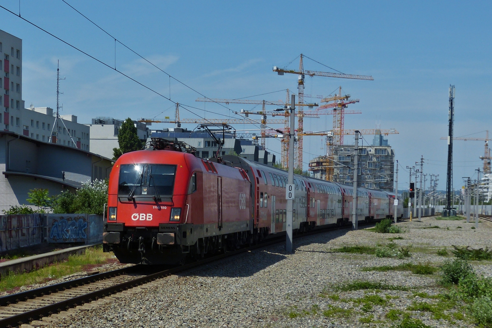 LOK 1116 180 mit ihrem Zug, als Rex 1 unterwegs nach Wien Neustadt ber Wien Meidling, aufgenommen kurz vor der Einfahrt in den Bahnhof Praterplatz.

