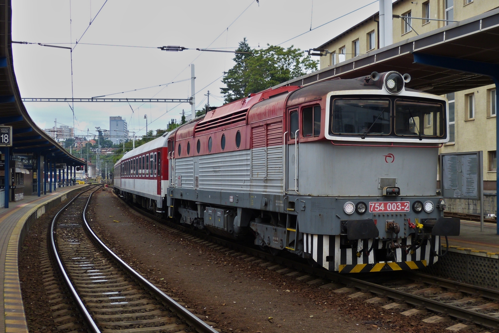 Lok 754 003-2, (SK-ZSSK 92 56 1 754 003-2), steht mit ihrem Zug im Bahnhof von Bratislava. 05.06.2023