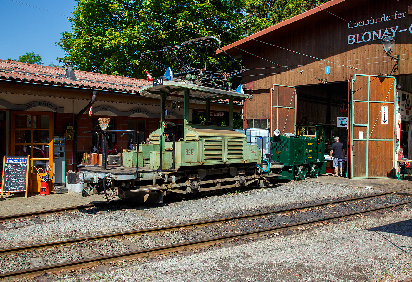 Mit einem 1m-Wassertank und einer Motorspritze ausgestatte, als Lschzug, der Te 2/2 926 der Museumsbahn Blonay-Chamby, ex VBZ (Verkehrsbetriebe Zrich) Schienentraktor Xe 2/2 – 1926, ex Xe 2/2 – 926, ex StStZ Xe 2/2 – 926, der Museumsbahn Blonay-Chamby am 27.05.2023 im Museum Chaulin. Dahinter der kleine ex MOB Schienentraktor Tm 2/2 Nr. 1, ex Holzwerk Rieder, der Museumsbahn.

Der Te 2/2 Schienentraktor wurde 1935 von der damaligen Stdtische Straenbahn Zrich (StStZ) selbst gebaut, der elektrische Teil ist von der Maschinenfabrik Oerlikon (MFO). Gebaut worden sind, zwische1930 und 1935, drei dieser Rangiermaschinen Nr. 924-926 (ab 1946 in Nr. 1924 bis1926), dabei wurden Untergestell, Elektrik und Motoren von Ce 2/2 Triebwagen der Serie 57-84 (mit markantem Peckham-Untergestell) verwendet. 

Die drei Manvrierwagen von erhielten zur Erleichterung der Fahrtrichtungswechsel von Anfang an einen Pantografen statt des umstndlichen Lyrabgels. Die Rangierer fgten in den Depots den Triebwagen fr die Hauptverkehrszeit die Beiwagen zu. Die Fhrerstnde waren lngs eingebaut, mit freier Sicht auf die Kupplungen, so konnte man mit ihnen sozusagen millimetergenau anfahren. Ihr grner Anstrich und das charakteristische Fahrverhalten trugen ihnen den Spitznamen „Laubfrosch“ ein.

Speziell fr Zrich war die groe Flotte von Rangierfahrzeugen. Diese hatten die Aufgabe, fr die Stozeit Verstrkungswagen beizustellen und danach wieder von den Tramzgen abzuziehen. Dazu gehrten auch Fahrten zwischen dem zugeteilten Depot und den Bereitstellungsgleisen an Wendeschleifen. Ende der 1960ziger Jahre wurde, durch die groe Zahl angeschafften Mirage-Gelenkzge, die Flotte von 24 Stck Rangierfahrzeugen berflssig. Das Beistellen und Abziehen von Tramanhngern vor und nach der Stozeit war nun berflssig. So war 1969 war ihre Zeit abgelaufen. Whrend die beiden Xe 2/2 1924 und 1025 Stck abgebrochen wurden, bergab die Stadt Zrich Xe 2/2 1926 an die eben im Aufbau begriffene Museumsbahn Blonay - Chamby BC. Dort leistete das gut unterhaltene und sehr bewegliche Triebfahrzeug wertvolle Dienste bei der Wiederinbetriebnahme der Strecke und beim Bau des Depots. Heute wird der „Laubfrosch“ mit seiner alten Zrcher Nummer 926 bestimmungsgem als Rangierfahrzeug auf dem Depotareal der BC benutzt. Hier kann der Laubfrosch seine Strken ausspielen. Fr den Einsatz auf der Museumsbahn musste Xe 2/2 926 die +GF+-Kupplung gegen eine herkmmliche Mittelpufferkupplung tauschen. Um den Betrieb unter der Spannung von 1000 V DB (MOB-GFM) zu ermglichen, wurde ein zustzlicher Widerstand montiert, die Straenbahn Zrich fuhrt ja unter 700 V DC. Trotz der zustzlichen Widerstnde leistet er sehr gute Arbeitet bei der BC. Bei der Museumsbahn Blonay–Chamby tgt der Te 926 nicht den Spitznamen „Laubfrosch“ sondern „Le Bouc“ (Der Bock).

Hier wurde das Fahrzeug prventiv als Lschfahrzeug, fr evtl. Bekmpfung von Bschungsbrnden nach Funkenwurf durch die Dampflokomotive, vorgehalten. Gelegentlich rckt die BC Xe 2/2 926 mit dem Sprengwagen Xe 2/2 1, ex Straenbahn Biel aus, der noch nicht wieder mit Fahrmotoren ausgerstet ist.

TECHNISCHE DATEN:
Spurweite: 1.000 mm (Meterspur)
Gewicht: 9,3 t
Hchstgeschwindigkeit: 36 Km/h
Leistung: 2 x 44 kW = 88 kW (120 PS)
Triebraddurchmesser: 840 mm (neu)
Getriebebersetzung: 1:4,277
Spannung: (ursprnglich) 700 V DC, bei der BC 1000 V DC

Quellen: BC, Drehscheibe