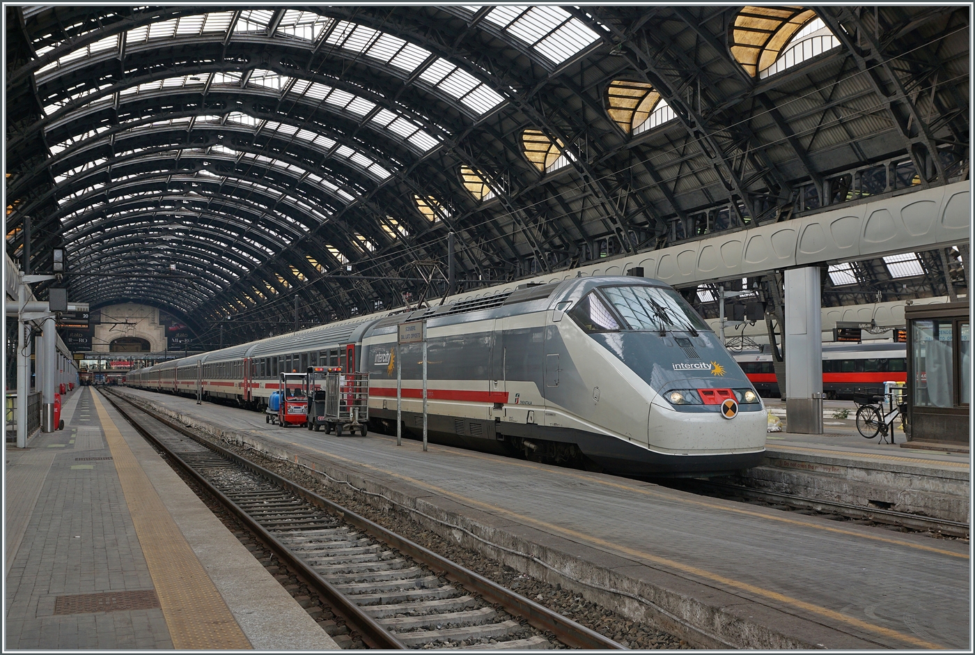 Mit zwei E 414 Triebköpfen bestückt wartet ein FS Trenitalia Intercity in Milano auf die Abfahrt.

8. Nov. 2022