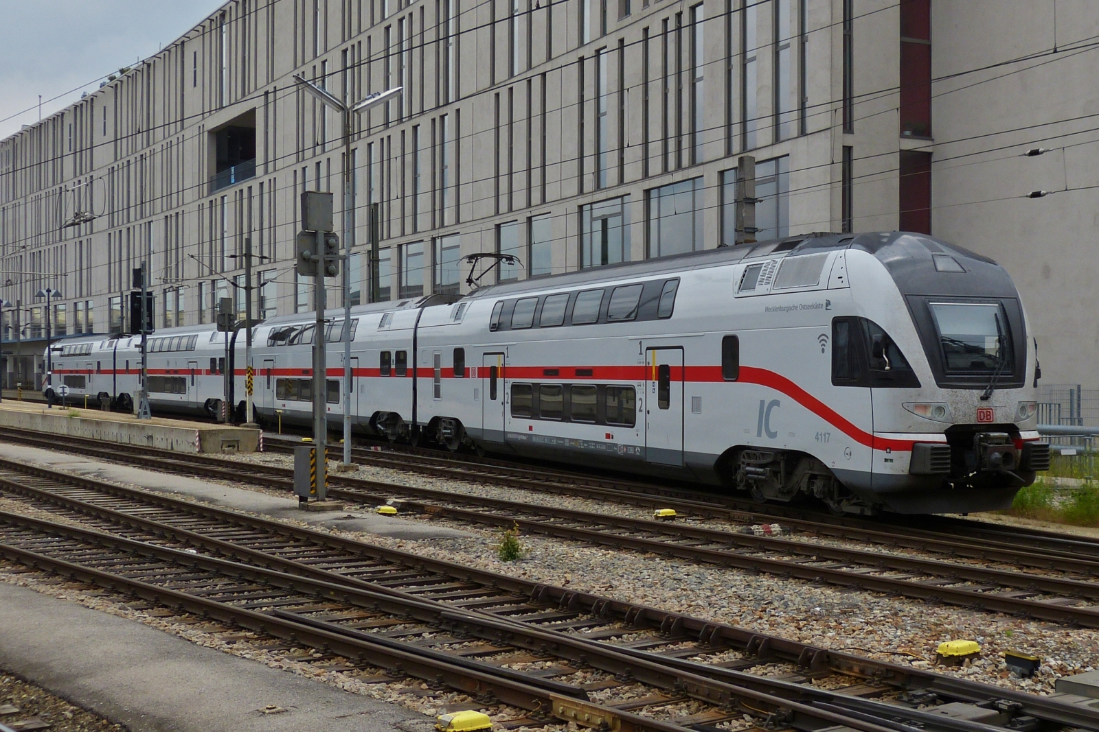 Nach einem kurzen Halt verlsst DB Triebzug 4010 117 CH- DB, Mecklenburgische Ostseekste, in Leerfahrt den Wiener Westbahnhof. 06.06.2023
