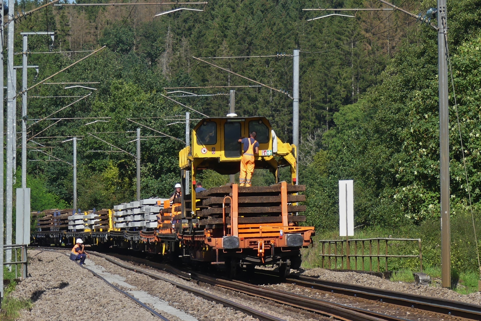 Nachdem die RTS Lok 2016 905 mit einigen Güterwagen vom Gleisbauzug getrennt wurde, wird der Gleisbauzug durch Schotterbettreinigungsmaschine weiter bewegt. 23.08.2023 