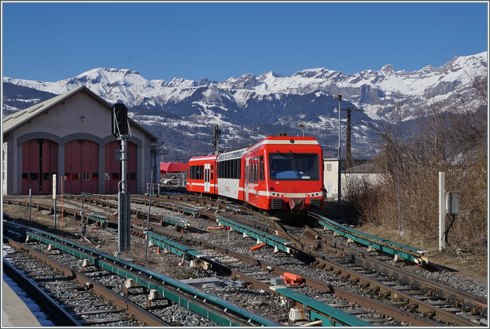 Nachdem in Saint Germain-Les-Bains-le-Fayet der SNCF Z 800 803/804 als TER nach Vallorcine bereitgestellt wurde, war es nun am SNCF Z 850 055 der von Vallorcine angekommen ist, sich ins Dpt zu begeben. Und dabei kann der Triebzug auch recht gut fotografiert werden.

14 Feb. 2023