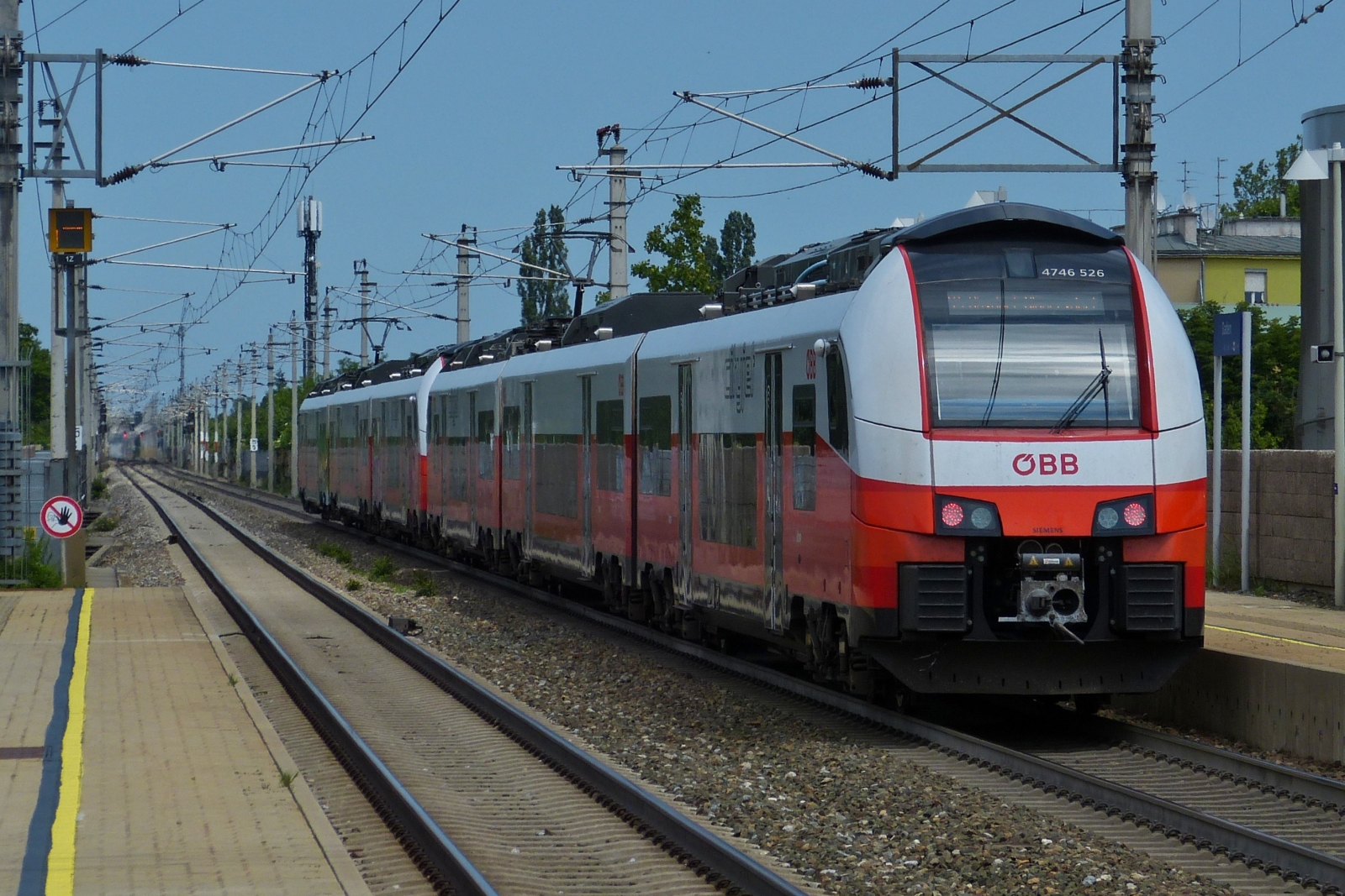 Nachschuss auf das Desiro Doppel mit 4746 526 am Ende, welches als S-Bahn die Haltestelle von Wien-Baden in Richtung Wien Hauptbahnhof verlsst. 03.06.2023