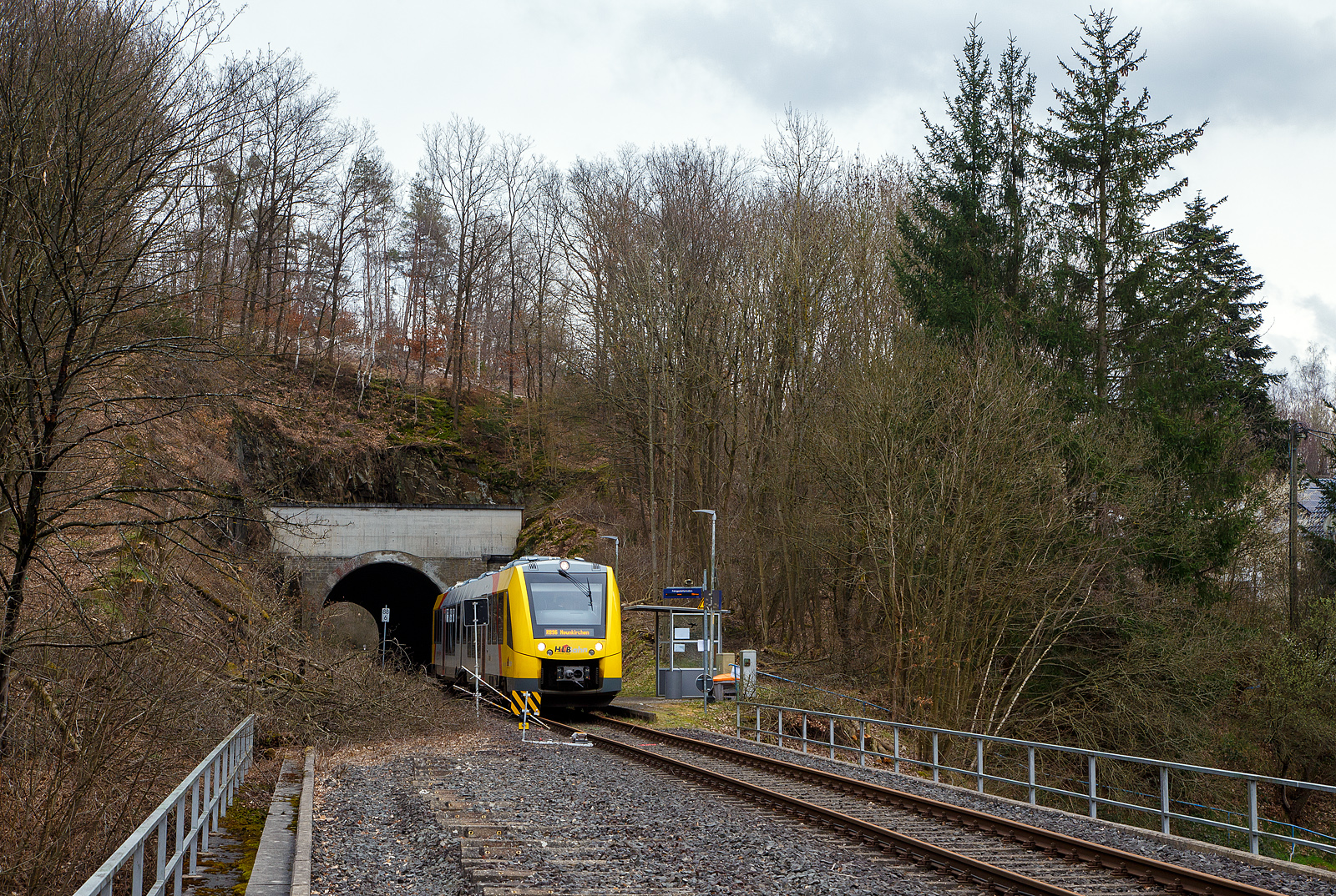 Nun fahren die Triebwagen der HLB RB 96 „Hellertalbahn“ auch endlich wieder den Bahnhof Herdorf an. Leider ist aber dann in Herdorf am Hp Königstollen Schluss, ab dort gibt es dann von und nach Betzdorf (Sieg) SEV. Nach dem Hangrutsch (Felssturz) am 23. Dezember 2022 in Herdorf kurz hinter dem Hp  Königsstollen (bei km 88,4), ist der Abschnitt nach Betzdorf weiterhin bis mindestens bis zum kleinen Fahrplanwechsel am 11. Juni 2023, gesperrt. Aber diese ungewöhnliche Führung bis zum Hp  Königsstollen, über den Bahnhof Herdorf hinaus ist nötig, denn in den nächsten Tagen sollen die der Abriss und der Neubau der „Hellerbrücke“ der Hellerstraße (bei „Steinaus Eck“) beginnen und der SEV wäre so nur noch über Daaden oder Kirchen möglich.

Der VT 506 (95 80 1648 106-0 D-HEB / 95 80 1648 606-9 D-HEB), ein Alstom Coradia LINT 41 der neuen Generation / neue Kopfform, der HLB (Hessische Landesbahn GmbH) hat am 20.03.2023, als RB 96 „Hellertalbahn“ nach Betzdorf, die derzeitige Endstation Herdorf Hp Königstollen erreicht. Zwischen hier und Betzdorf (Sieg) gibt es dann nur SEV.