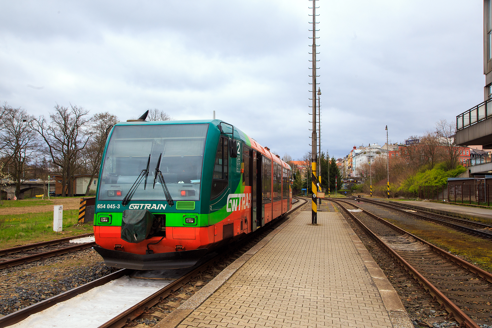 Nun steht der DUEWAG RegioSprinter 654 045-3 (95 80 0654 045-3 D-GWTR) der GW Train Regio a.s., ex VT 45 der Die Länderbahn, am 18.04.2023, als GW 7109 nach Marianske Lazne (Marienbad) via Becov nad Teplou(Petschau) im Bahnhof Karlovy Vary dolní nádraží (Karlsbad unterer Bahnhof) zur Abfahrt bereit.

Der RegioSprinter wurde 1997 von DUEWAG (Düsseldorfer Waggonfabrik AG) im Werk Uerdingen unter der Fabriknummer 91699 gebaut und an die Regental Bahnbetriebs-GmbH geliefert. Im Mai 2017 wurde er an die GW Train Regio nach Tschechien verkauft, ist aber weiterhin in Deutschland eingestellt. Vor der Inbetriebnahme in Tschechien wurde eine Modernisierung bei CZ Loko durchgeführt.
