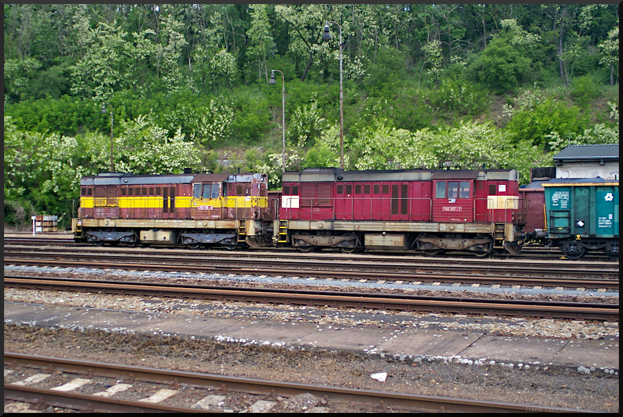 Quer über alle Gleise im Bahnhof musste das Bild gemacht werden, um die arg ausgeblihene ČD Cargo 742 170 und die rote 742 357 auf den Chip zu bannen, Mladá Boleslav, 22.05.2022 (CZ-CDC 92 54 2 742 170-4, CZ-CDC 92 54 2 742 357-7)
