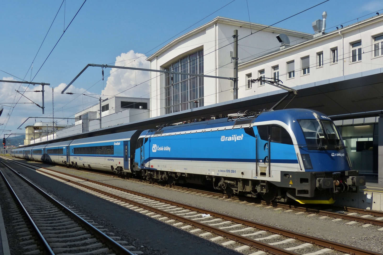 Railjet Lok 1216 250-1 wird unseren Zug von Graz ber den Semmering nach Wien schieben. 02.06.2023.