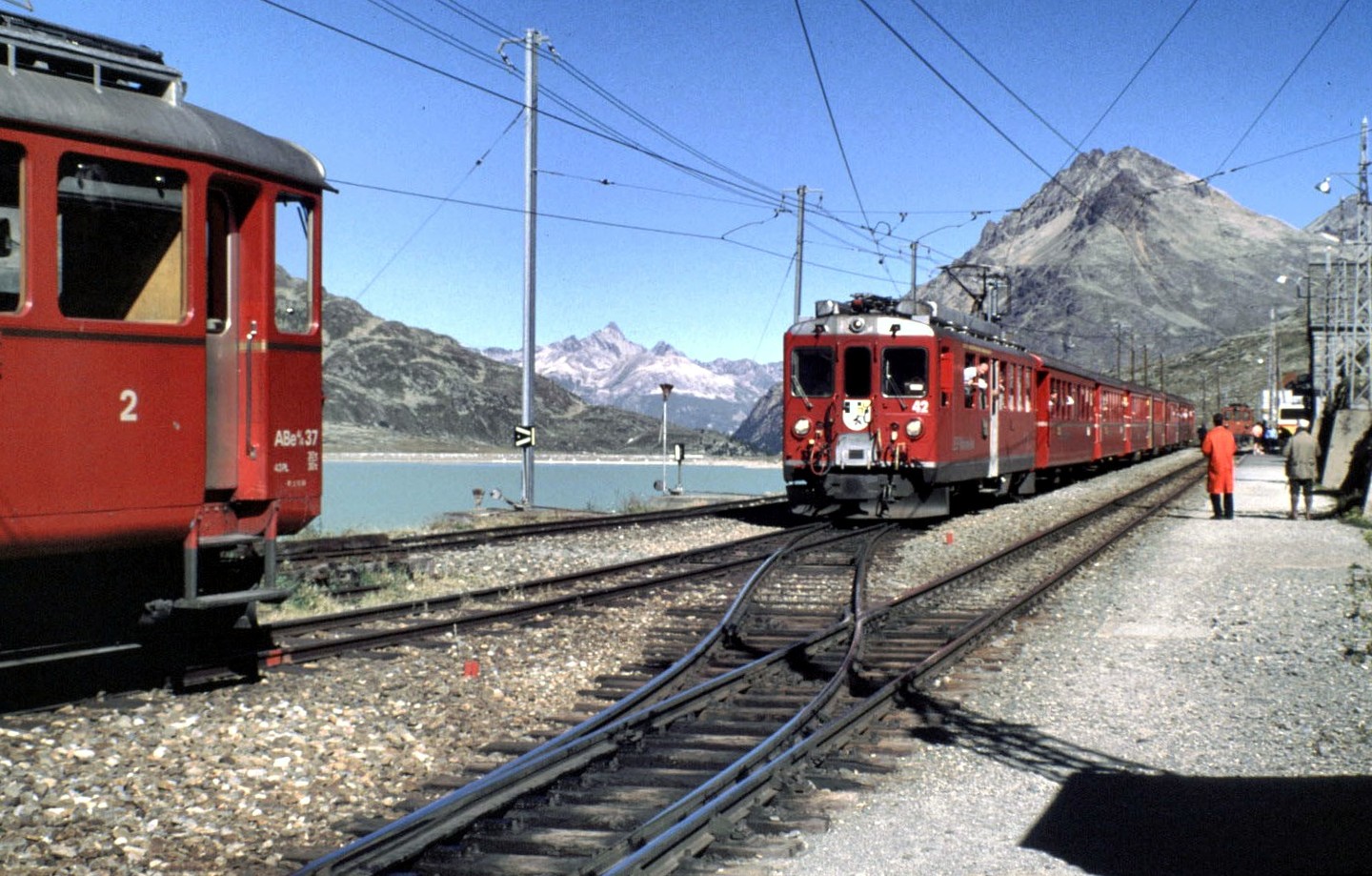 RhB ABe 4/4 Nr.37 und Nr.43 in Bernina Hospiz im August 1990. Der ABe 4/4 Nr.37 hatte Vorspann geleistet und wird nun abgehängt.