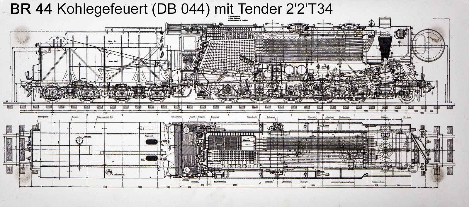 Schnittzeichnung einer kohlegefeuerten Dampflokomotive der BR 44 „Jumbo“ (DB 044) mit Tender 2'2'T34, angeklebt am Tender der am 02.07.2023 ausgestellten 44 508 beim Lokschuppen vom Erlebnisbahnhof Westerwald der Westerwälder Eisenbahnfreunde 44 508 e. V. hier war Lokschuppen-/Sommerfest.