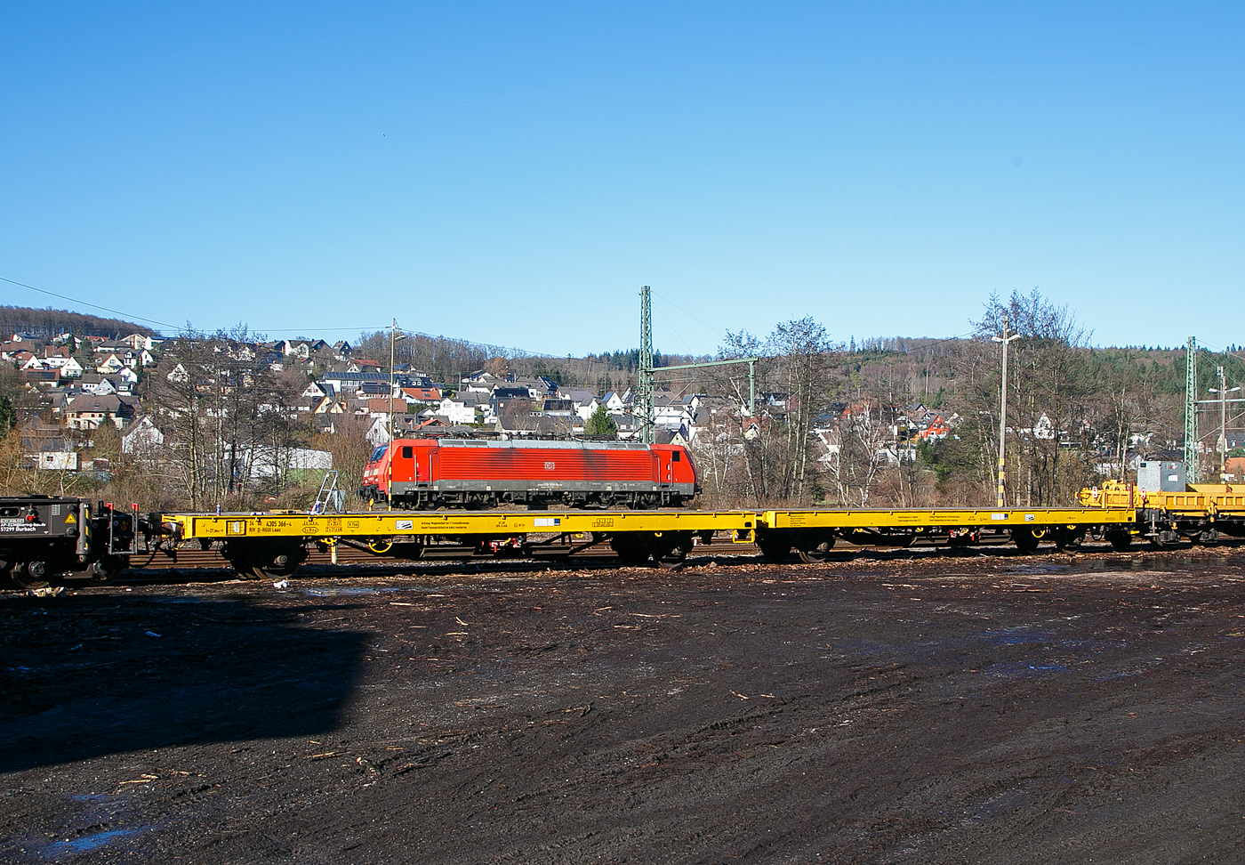 Sieht so aus als wäre ein Modell einer 189er auf dem Wagen verladen....
Kleinbahnhof der WEBA (Westerwaldbahn) in Scheuerfeld (Sieg) am 09.02.2023:  Vorne steht die vierachsige Flachwageneinheit der Gattung Laas, der HERING Bahnbau (Burbach), 24 80 4305 366-4 D-HGUI und hinten auf der Siegstrecke fährt die 189 068-0 (91 80 6189 068-0 D-DB) der DB Cargo AG in Richtung Köln.