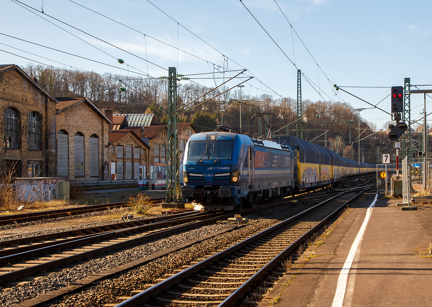So langsam sieht man immer mehr SIEMENS Smartron Loks, sie sind ja reine für den Güterverkehr in Deutschland konzipierte Lokomotiven. Der Smartron basiert auf bewährten Komponenten des Vectron, ist somit quasi eine abgespeckte und preislich günstigere Vectron und nutzt alle Vorteile der Standardisierung. Auch eine Doppeltraktion mit dem SIEMENS Vectron und SIEMENS ES64F4 ist möglich.

Hier fährt der, an die RTB Cargo (RATH Gruppe/Rurtalbahn) vermietete, SIEMENS Smartron 192 016-4 (91 80 6192 016-4 D-NRail) der Paribus Rail Portfolio III GmbH & Co. KG (Hamburg), eingestellt bei northrail GmbH (Hamburg), am 02.03.2023 mit einem sehr langen geschlossen Doppelstock- Autotransportzug der ARS Altmann AG (mit Wagen der Gattung Hccrrs), durch den Bahnhof Betzdorf (Sieg) in Richtung Siegen. 

Nochmals einen lieben Gruß an den netten Lokführer zurück.

Der SIEMENS Smartron wurde 2020 von Siemens Mobilitiy in München-Allach unter der Fabriknummer 22818 gebaut und an die Paribus Rail Portfolio III die Loks der northrail GmbH (Hamburg) finanziert. Leider wird heutzutage das Einsortieren der Loks immer schwieriger, wie hier Eigentümer (Paribus Rail Portfolio III), Eisteller (northrail GmbH), Mieter (RTB Cargo zur RATH Gruppe/Rurtalbahn). Oder wie z.B. bei den für die SBB Cargo International (SBBCI)  fahrenden SIEMENS Vectron MS, wo es noch extremer ist und viele meinen es seien Schweizer Loks, es sind aber Deutsche Lok: Eigentümer ist dort die SüdLeasing GmbH, Eisteller ist SIEMENS und Mieter ist die SBB Cargo International.