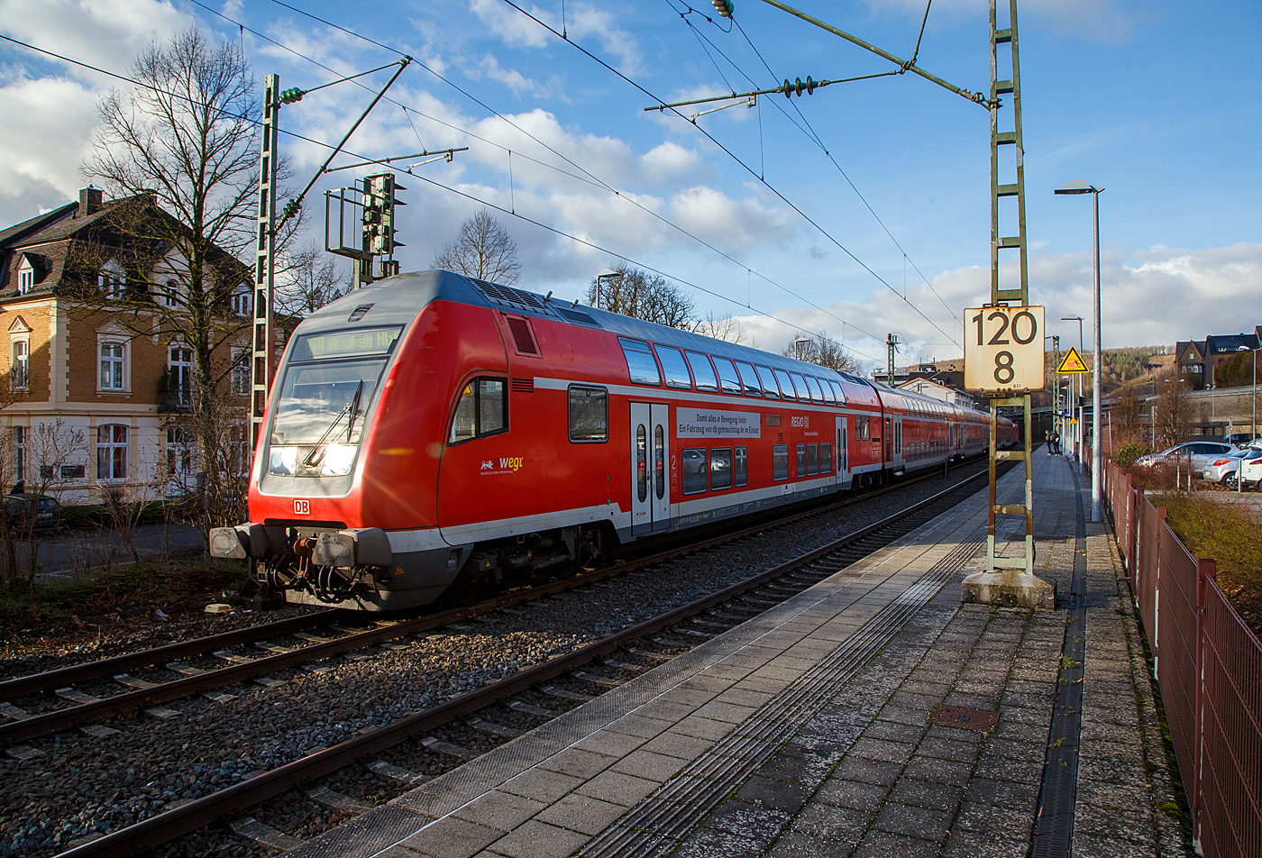 Steuerwagen voraus verlsst der RE 9 rsx - Rhein-Sieg-Express (Siegen – Kln – Aachen) am 17.01.2023 den Bahnhof Kirchen (Sieg). 

Der klimatisierte Doppelstock-Steuerwagen der 2. Klasse (DoSto-Steuerwagen) ist der D-DB 50 80 86 – 81 058-9 DBpbzfa 766.3 „Schwarzwaldbahn“  der DB Regio Baden-Wrttemberg, er wird auch als Gebrauchtwagen angeboten, daher trgt er die Werbung: Damit alles in „Bewegung bleibt / Ein Fahrzeug von db-gebrauchtzug.de im Einsatz“. Wobei der Steuerwagen gar nicht so alt ist, er wurde 2006 von Bombardier im Werk Grlitz gebaut.

Die fr die „Schwarzwaldbahn“ beschafften Doppelstockwagen verfgen allesamt ber eine Schweizzulassung, jedoch nicht ber die entsprechende Schweizer Zugsicherung im Steuerwagen. 

TECHNISCHE DATEN:
Hersteller: Bombardier Werk Grlitz, ex Deutsche Waggonbau AG (DWA)
Spurweite: 1.435 mm
Lnge ber Puffer: 27.270 mm
Wagenkastenlnge: 26.660 mm
Wagenkastenbreite: 2.784 mm
Hhe ber Schienenoberkante: 4.631 mm
Drehzapfenabstand: 20.000 mm
Achsstand im Drehgestell: 2.500 mm
Drehgestellbauart: Grlitz VIII
Leergewicht: 53 t
Hchstgeschwindigkeit: 160 km/h
Bremsbauart: KE-PR-A-Mg-mZ (D)
Sitzpltze: 100 (2. Klasse) und 2 Rollstuhlpltze
Toiletten: 1, behindertengerecht, geschlossenes System
Bemerkungen: 1 Mehrzweckabteil, 1Dienstraum:
Zulassungen fr: Deutschland und die Schweiz, uneingeschrnkt dieselloktauglich

Schublok war die 146 003-9 (91 80 6146 003-9 D-DB) der DB Regio NRW.