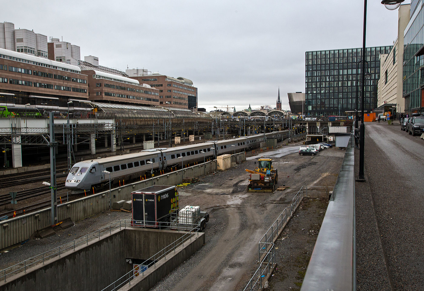 Steuerwagen voraus verlsst der siebenteilige (einsystem) SJ X2 Hochgeschwindigkeitstriebzug Snabbtg (SJ X2000) der SJ (Statens Jrnvgar AB, ehemaligen schwedische Staatsbahnen) am 21 Mrz 2019 den Bahnhof Stockholm Central (Stockholm Hbf) in Richtung Norden. Am Zugschluss war der Triebkopf X2 2016 (S-SJ 93 74 302 2016-3). Diese reinen einsystem Triebzge sind fr das schwedische Stromsystem 15 kV mit 16⅔ Hz konzipiert, und werden somit nicht (wie die X2K) fr den Verkehr nach Dnemark eingesetzt.

Die Baureihe SJ X2 sind Hochgeschwindigkeitszge der schwedischen Staatsbahngesellschaft SJ AB. Sie sind allgemein unter dem Markennamen X2000 bekannt. Ein Zug besteht aus einem Triebkopf, vier bis fnf Mittelwagen (UA2, UB2 oder URB2) und einem Steuerwagen (UB2X). In einem der Mittelwagen befindet sich ein Zugrestaurant/-bistro (URB2/URB2A). Die Vielfachsteuerung ermglicht, zwei Einheiten zu kuppeln. 

Durch die im Vergleich zu Mitteleuropa gnzlich andere Bevlkerungsstruktur in Schweden bot es sich nicht an, teure Hochgeschwindigkeitsstrecken zu bauen. Die hgelige und bergige Landschaft Schwedens verteuerte Neubaustrecken noch zustzlich. Daher entschieden sich die Schwedischen Staatsbahnen (SJ) fr einen Triebzug der Baureihe X2 mit Neigetechnik, mit dem bestehende Strecken schneller befahren werden knnen. Die Bezeichnung X2000 wurde als Produktname des Hochgeschwindigkeitsverkehrs gewhlt. Wobei an den Bahnhofs-Anzeigen sucht man vergeblich an dieser Bezeichnung, sondern sie werden als Snabbtg (deutsch Schnellzug) angezeigt.

Die Zge sind vollklimatisiert. Die vorgesehene fahrplanmige Hchstgeschwindigkeit liegt bei 200 km/h, die Zge waren technisch fr 210 km/h ausgelegt. Jeder Triebkopf besitzt vier Drehstrom-Asynchronmotoren. Die Steuerung erfolgt mittels GTO-Thyristoren mit einer Frequenz zwischen 0 und 120 Hz. Die maximale Achslast liegt bei 18,5 Tonnen.

Die Neigetechnik wird richtungsabhngig von einem Beschleunigungsmesser im fhrenden Fahrzeug gesteuert. Der Neigungswinkel ist abhngig von Geschwindigkeit und Bogenradius, er wird in jedem Wagen an den Drehgestellen gemessen und hydraulisch eingestellt. Die Neigung liegt bei maximal 6,5 Grad, bei einer Neigungsnderung von hchstens vier Grad pro Sekunde. Bei Geschwindigkeiten unter 70 km/h ist die Neigetechnik nicht aktiv. Die Technik wird so eingeschrnkt, dass ein Reisender auf einem Eckplatz des Wagens nie 30 cm hher oder tiefer als ein anderer im selben Wagen sitzt. Die Triebkpfe selbst verfgen ber keine Neigetechnik. Ein besonderer Lokfhrersitz mit verstrktem Seitenhalt gleicht die erhhte Seitenbeschleunigung aus.

Eine Besonderheit der Zge ist die radiale Einstellbarkeit der einzelnen Achsen in jedem Drehgestell. Auf den bogenreichen Strecken Schwedens kann sich so jede Achse einzeln der Strecke anpassen. Dadurch reduziert sich die Reibung erheblich, was zu Einsparungen beim Energieverbrauch und geringerem Materialverschlei fhrt.

Der Zug hat sprbare Auswirkungen auf die SJ und den schwedischen Schienenverkehr hinterlassen. Steigende Passagierzahlen, verbunden mit sinkenden Betriebsausgaben bei gleichzeitig beschleunigten und effizienteren Einstzen halfen den SJ, profitabel zu werden.

TECHNISCHE DATEN:
Hersteller: ABB, Vsters (spter ADtranz), Kalmar Verkstad (Kalmar)
Baujahre: 1989 bis 1998
Gebaute Garnituren: 43
Spurweite: 	1435 mm (Normalspur)
Achsformel TK: Bo'Bo' (Triebkopf)
Lnge ber Kupplung: 139,4 m (fnfteilig+TK) / 164,4 m (sechsteilig+TK)
Lnge ber Kupplung vom Triebkopf (X2): 17.397 mm
Lnge ber Kupplung der Mittelwagen (UA2, UB2 und URB2): 24.950 mm
Lnge ber Kupplung der Steuerwagen (UB2X): 22.447 mm
Leergewicht: 344 t (fnfteilig) / 391 t (sechsteilig)
Hchstgeschwindigkeit: 200 km/h
Dauerleistung: 3.260 kW (4 x 815)
Anfahrzugkraft: 160 kN
Stromsystem: 15 kV 16,7 Hz AC (BR X2K zus. 25kV/50Hz AC)
Sitzpltze: 	263 (fnfteilig+TK) / 311 (sechsteilig+TK)
