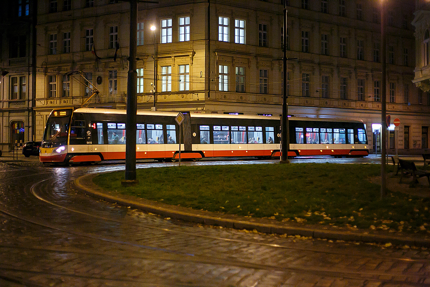 Straenbahn Prag, der Triebwagen DPP 9410, ein dreiteiliger achtachsiger koda 15T4 am 22.11.2022, als Linie 19, auf der Senovn nměst Prag.

Der Triebwagen vom Typ koda 15T4, auch koda ForCity Alfa (Version Prag) wurde 2017 von koda unter der Fabriknummer 10368 gebaut.

Die Straenbahn ForCity Alfa Prag ist die weltweit erste in Serie gebaute 100% Niederflurstraenbahn mit drehbaren Fahrwerken (Drehgestellen) und hat auch als erste getriebelose Motorenantriebe, bei denen alle Rder der vier achsenlosen Drehgestelle mit Permanentmagneten angetrieben werden. Die Endwagen sind mit normalen (achsenlosen) Drehgestellen ausgerstet, die mittleren Drehgestelle sind als achsenlose Jakobsdrehgestelle ausgefhrt. Die Position der Fahrwerke unter den bergangsfaltenblgen ermglicht die maximale Variabilitt bei der Einrichtung des Innenraums. ber den Drehgestellen wird der Fuboden (ohne Stufen) von 350 mm auf 450 mm Bodenhhe angehoben und bildet einen Verbindungsgang mit einer Breite von 700 mm in Bodennhe.

Bei einer Lnge von 31,4 m und einer Breite von knapp 2,5 m kann dieserdreiteilige Einrichtungs-Straenbahn-Triebwagen bei einer Spurweite von 1.435 mm 180 Passagiere befrdern (4 Personen /m), davon 61 auf Sitzpltzen.Sechs breite Zweiflgeltren ermglichen den schnellen Ein- und Ausstieg. Unter anderem aufgrund der Fhigkeit Bogen glatt zu durchfahren verringert die Straenbahn Fahrzeiten und beschleunigt damit den Verkehr.

Nach strengen Tests zwischen 2008 und 2010 wurden diese Fahrzeuge seit 2011 kontinuierlich an die tschechische Hauptstadt geliefert und die letzte 250. Straenbahn wurde im Februar 2019 geliefert.

Die dreiteiligen koda 15T sind damit Nachfolger der ebenfalls von koda produzierten fnfteiligen 14T. Im Gegensatz zu den 14T in Multigelenkbauweise erhielten die 15T wieder echte Drehgestelle, wobei es dem Hersteller erstmals gelang, ber Jakobsdrehgestellen einen stufenfreien und durchgehend niederflurigen Innenraum zu realisieren. Alle Fahrzeuge der zweiten Serie (125 Fahrzeuge), auch als koda 15T4 bezeichnet, die ab August 2015 geliefert wurden, sind mit kostenlosem Internetzugang (WiFi) und Klimaanlage ausgestattet.
1 900 mm
	 
TECHNISCHE DATEN:
Hersteller: koda Transportation a.s
Herstellertyp: koda 15T4 /  koda ForCity Alfa (Version Prag)
Spurweite: 	1.435 mm (Normalspur)
Achsformel: Bo’Bo’Bo’Bo’
Lnge ber Kupplung: 31.400 mm
Hhe: 3.600 mm
Breite: 2.460 mm
Leergewicht: 42.000 kg
Hchstgeschwindigkeit: 60 km/h
Dauerleistung: 720 kW (16  45 kW)
Strombertragung: Stromabnehmer
Spannung: 600 V DC (=)
Anzahl der Fahrmotoren: 16 (Drehstrom-Asynchron)
Sitzpltze: 	61
Stehpltze: 223 (4 Personen /m),
Niederfluranteil: 	100 %
Kleinster bef. Halbmesser: 	18 m
Betriebsbremse: elektrodynamische Widerstandsbremse
Feststellbremse: elektrohydraulische Federspeicherbremse
Zusatzbremse: Magnetschienenbremse
