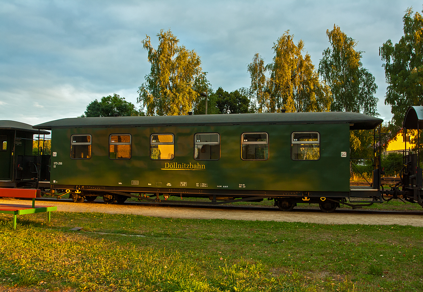 Vierachsiger 750 mm-Schmalspur 2.Klasse Personenwagen mit offenen Plattformen und Holzdach, DBG  970-266, ex SOEG 970-266. ex DR 970-266, der Gattung KB4, der Döllnitzbahn GmbH (DBG) abgestellt am 27.08.2013, beim letzten Sonnenlicht, im Bahnhof Mügeln.

Der Wagen wurde 1914 von der Waggonbau Bautzen für die K.Sächs.Sts.E.B. gebaut, 1994 wurde er von der Deutschen Reichsbahn (DR) durch die Sächsisch-Oberlausitzer Eisenbahngesellschaft (SOEG) und wurde später an die Döllnitzbahn GmbH (DBG) verkauft. Er ist modernisiert (Reko I).

TECHNISCHE DATEN:
Spurweite: 750 mm
Anzahl der Achsen: 4
Länge über Puffer: 12.800 mm
Drehzapfenabstand: 7.500 mm
Eigengewicht: 9 t
Sitzplätze: 31(in der 2. Klasse)
Bremse: KE-P
