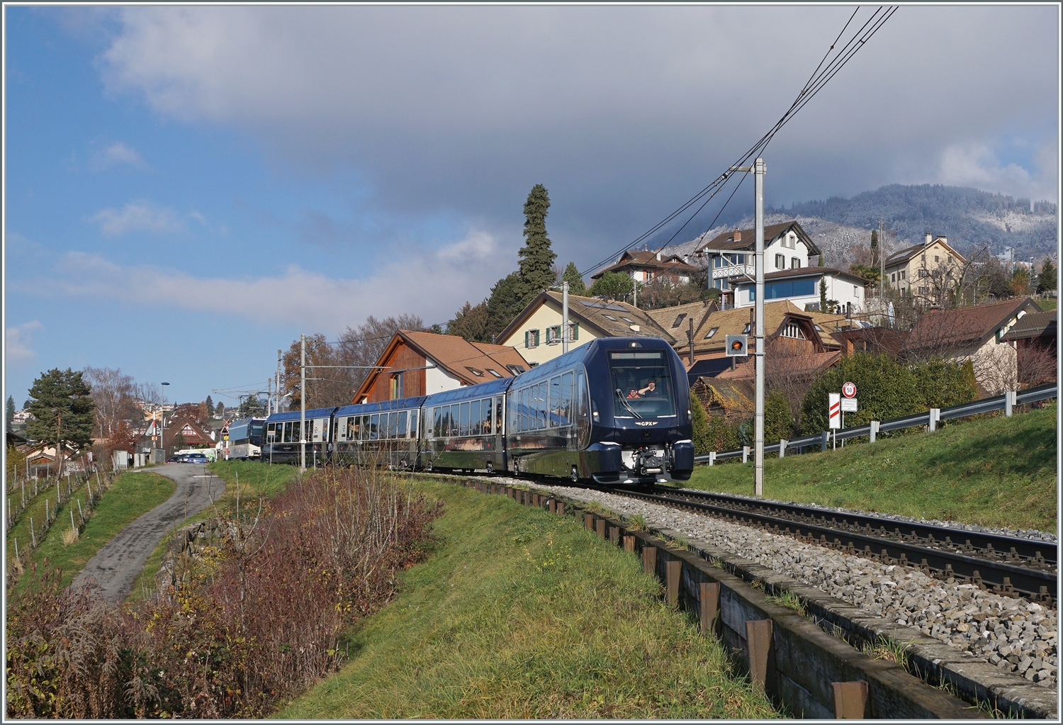 Während der GPX 4068 um 9:35 Montreux verlies, startete der Gegenzug GPX 4065 bereits um 96:08 in Interlaken Ost und ist somit der ERSTE direkte fahrplanmässige Umspurzug, hier bei Planchamp kurz vor Montreux.

11. Dez 2022