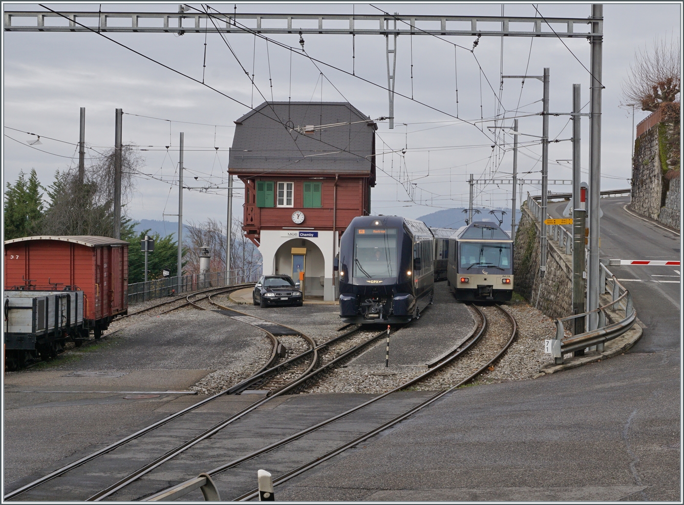 Whrend links im Bild der CEV Gk 37 und ein offener Gterwagen zu sehen sind, hat der MOB GoldenPass Express 4065 von Interlaken Ost nach Montreux den schmucken Bahnhof von Chamby erreicht, wo kurz auf den bereits durchfahrenden Gegenzug zu warten ist. 

4. Januar 2023