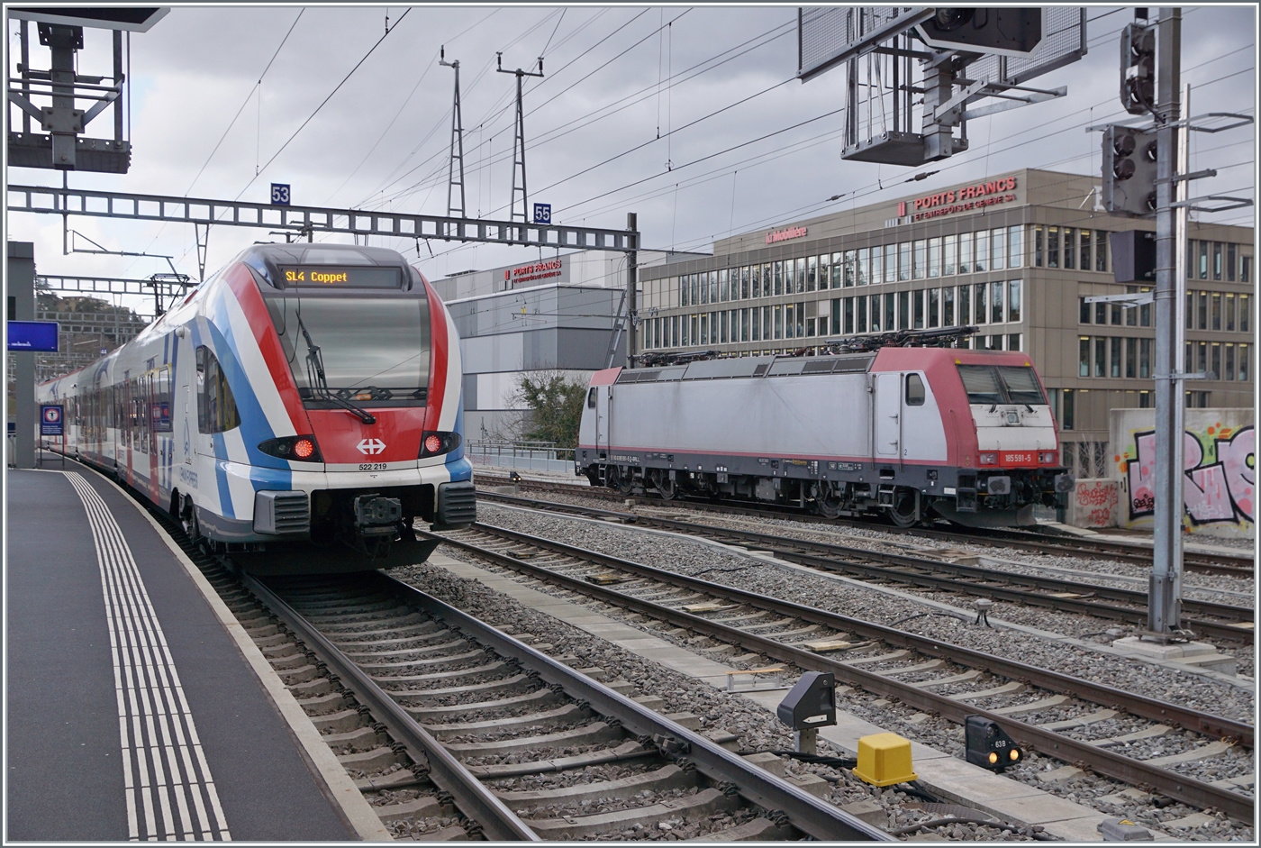 Während der SBB LEX RABe 522 219 Lancy-Pont Rouge in Richtung Genève verlässt steht im Güterbahnhof Genève La Praille die 185 591-5 abgestellt.

10. Mai 2023