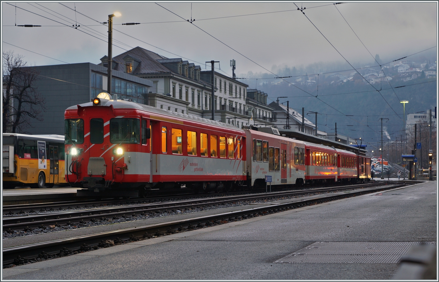 Züge nach Zermatt: Die Kompsition ist keinenfalls ungewöhnlich, das Ziel aber schon: der auf Gleis 12 stehende MGB Zug wird als RE 319 nach Zermatt fahren. Der Zug hat den Laufweg von Fiesch nach Zermatt. 

3. Jan. 2024