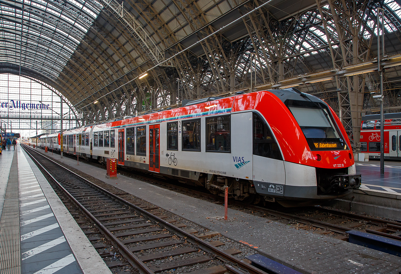 Zwei gekuppelte LINT 54 der VIAS Rail GmbH stehen am 21.03.2023 im Hauptbahnhof Frankfurt am Main, als RE 85 „Odenwaldbahn“ nach Babenhausen, zur Abfahrt bereit. Hier im Vordergrund (als Zugschluss) der VT 222 (95 80 0622 378-7 D-VIASR /95 80 0622 878-6 D-VIASR).