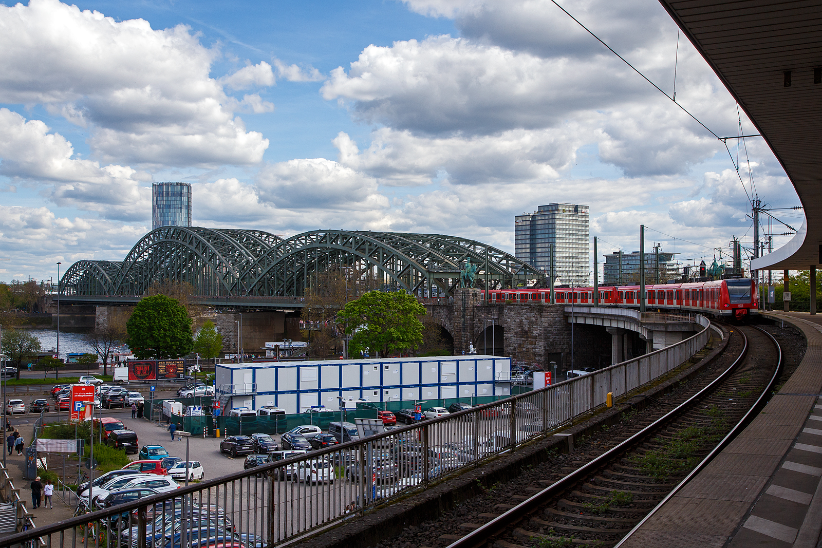 Zwei gekuppelte vierteilige ET 423 (Elektrotriebzüge der Baureihe 423) der S-Bahn Köln (betrieben durch die DB Regio AG – NRW) verlassen am 30.04.2023, als S19 nach Hennef(Sieg), den Hauptbahnhof Köln und fahren nun auf die Hohenzollernbrücke.