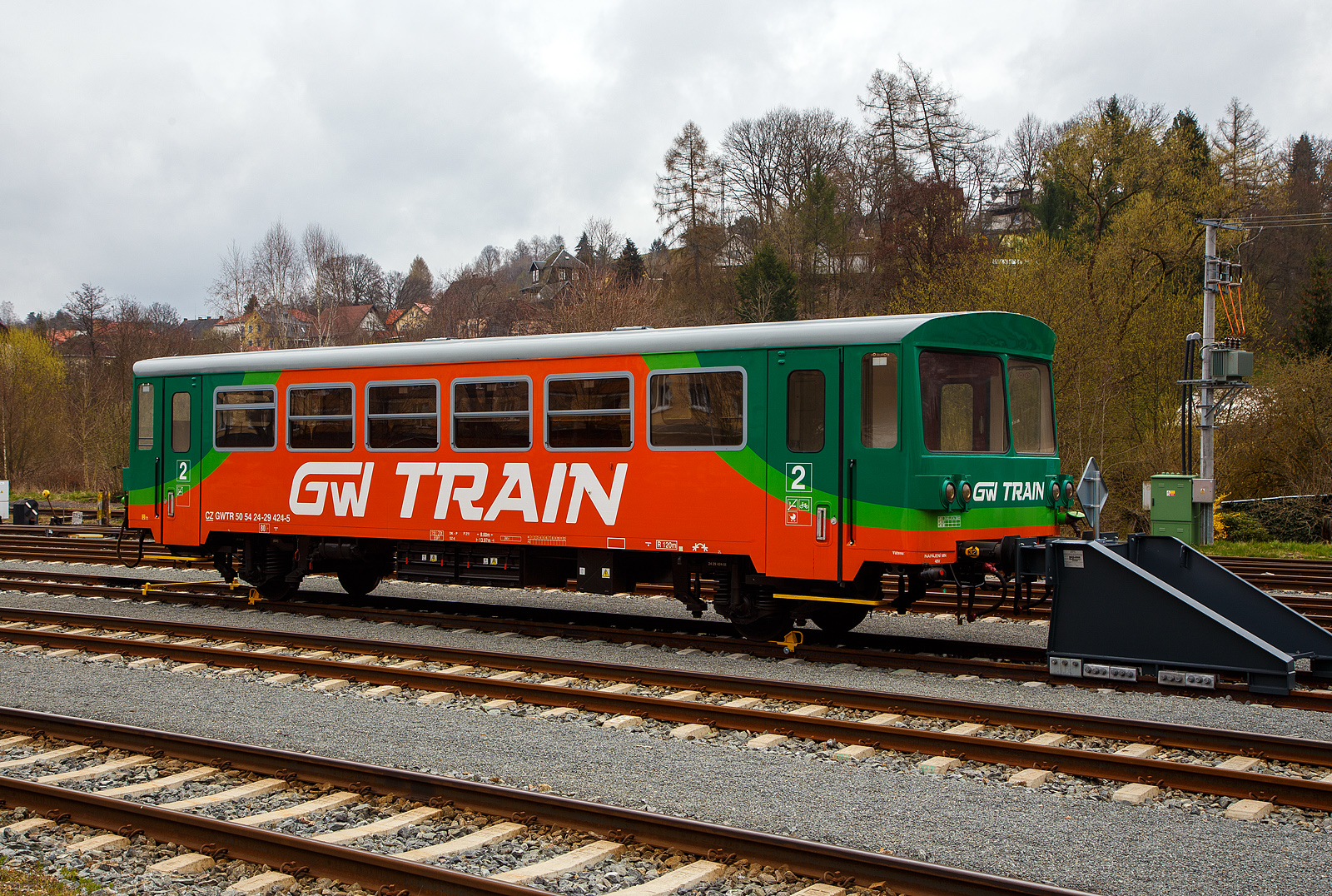 Zweiachsiger VT Beiwagen CZ-GWTR 50 54 24-29 424-5 der GW Train Regio a.s., zu Dieseltriebwagen (VT) der BR 816 (oder BR 810), abgestellt am 20.04.2023 im Bahnhof Bečov nad Teplou (Petschau).

TECHNISCHE DATEN:
Hersteller: ČKD Vagónka in Studénka (heute Škoda Vagonka a.s.)
Spurweite: 1.435 mm (Normalspur)
Anzahl der Achsen. 2 
Länge über Puffer: 13.970 mm
Höhe: 3.500 mm
Achsabstand: 8.000 mm
Eigengewicht: 15 t
Höchstgeschwindigkeit: 80 km/h
Sitzplätze: 69
Kleinster befahrbarer Gleisbogenhalbmesser: R 120 m

Die GW Train Regio a.s. (bis 20.12. 2011 Viamont Regio a.s.) ist ein Eisenbahnverkehrsunternehmen in Tschechien, mit Sitz in Ústí nad Labem-Střekov. Die Gesellschaft betreibt Personenbeförderung mit der Bahn in vier Landkreisen der Tschechischen Republik sowie die Bahnstrecke R25 Plzeň - Most im Auftrag des Verkehrsministeriums der Tschechischen Republik. Zudem bietet sie grenzübergreifenden Bahnverkehr zwischen der Tschechischen Republik und Deutschland (Kraslice-Klingenthal), sowie grenzübergreifenden Bahnverkehr zwischen der Tschechischen Republik und Polen (Královec-Lubawka) in der Sommersaison.
