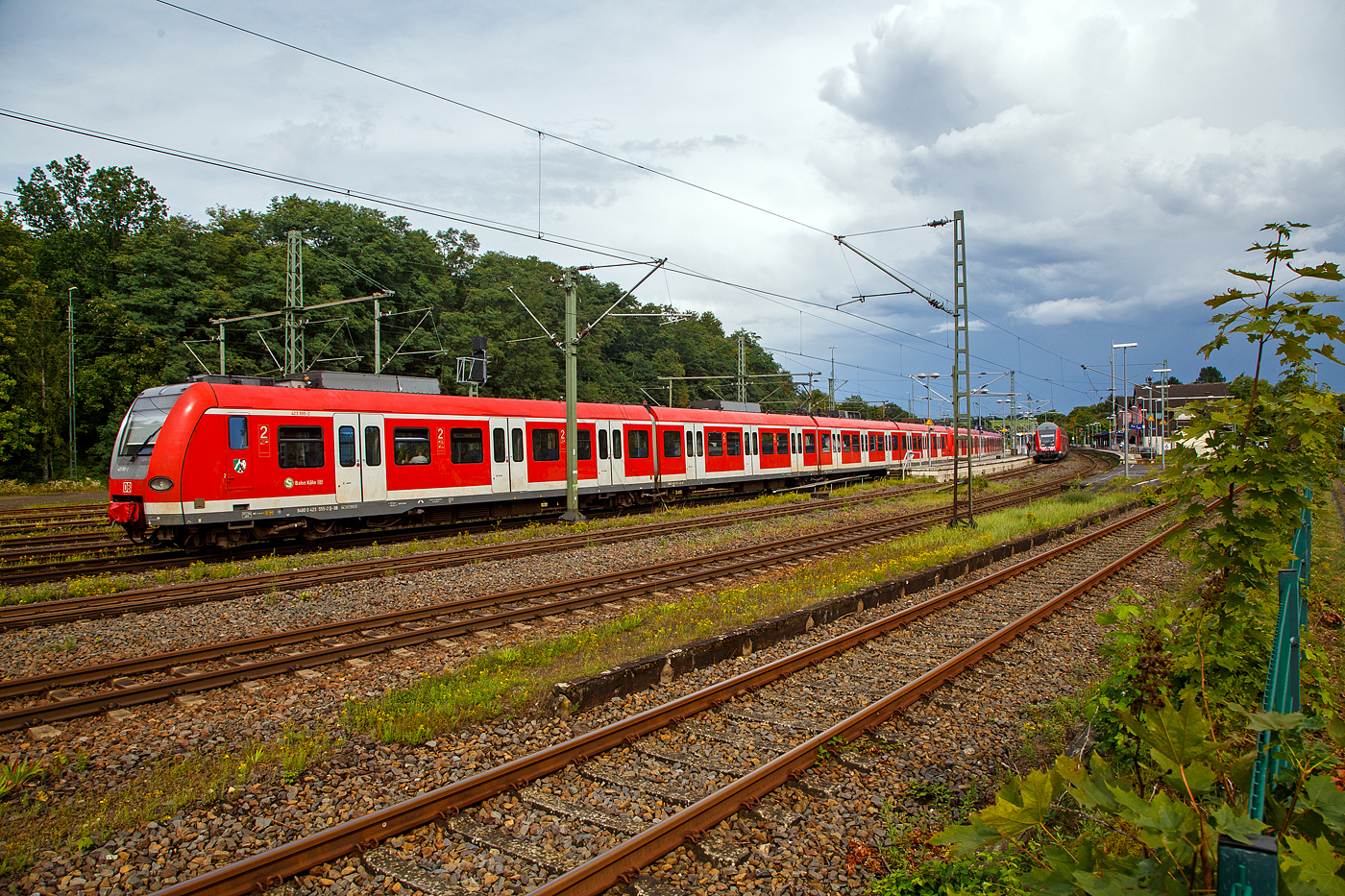 Zweigekuppelte ET 427 (423 192 /423 692 und 423 055/423 555) der S-Bahn Köln erreichen am 27.08.2023 als S 12 den Zielbahnhof Au (Sieg).

Recht steht der RE 9 im Bahnhof.