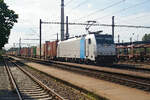 Metrans 186 432, angemietet von Railpool, mit sehr langen Containerzug in Nymburk (CZ).