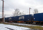 Sechsachsige Drehgestell-Gelenk-Containertragwagen-Einheit (6-achsiger Containertragwagen), 33 85 4962 219-4 CH-TOUAX, der Gattung Sggmrss 90', der irischen Vermietungsfirma Touax Rail Limited, am 27.01.2023 im Zugverband bei der Durchfahrt in Rudersdorf (Kr. Siegen), hier beladen mit zwei Containern.

TECHNISCHE DATEN:
Spurweite: 1.435 mm
Anzahl der Achsen: 6 in drei Drehgestellen
Lnge ber Puffer: 29.590 mm
Drehzapfenabstand: 2 x 11.995 mm
Achsabstand im Drehgestell: 1.800mm
Laufraddurchmesser: 920 mm (neu)
Ladelnge : 2 x 13.820mm  (2 x 45 ft)
Hhe der Ladeebene ber SOK: 1.155 mm
Eigengewicht: ca. 28.000 kg
Max. Zuladung bei Lastgrenze S: 107,0 t (ab Streckenklasse D)
Max. Zuladung bei Lastgrenze SS: 92,0 t (ab Streckenklasse C)
Max. Geschwindigkeit: 100 km/h (Lastgrenze SS oder leer 120 km/h)
Kleinster bef. Gleisbogenradius: R 75 m
Verwendungsfhigkeit: TEN-GE