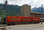 gueterwagen-der-gattung-s-fuer-kombi-containerverkehr/242771/tragwagen-der-gattung-slps-x-4727-029-2 Tragwagen der Gattung Slps-x (4727 029-2) der ACTS AG (Bern) mit 3 AVAG Container (ACTS 5.95m System mit 16.5 Tonnen Drehrahmen), am 28.05.2012 in Zweisimmen, aufgenommen aus einfahrendem Goldenpass Zug. 
Diese Wagen sind speziell entwickelte Wagen fr den kombinierten Verkehr, d.h. die Absetzcontainer sind auf Drehrahmen welche um 36 gedreht werden knnen, um dann von einem LKW-Abrollkipper direkt bernommen zu werden. Die Beladung der Wagen geschieht in umgekehrter Reihenfolge.
Technische Daten der Wagen:
Eigengewicht (Wagen mit Drehrahmen) 29,0 t
max. Ladegewicht 51,0 t  
Volumen pro Container 20 bis 30m 
Containerlnge (innen) 5.700 mm
Wagenlnge ber Puffer 19.900 mm