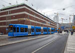 Straenbahn Stockholm:
Triebwagen 2 der SL (AB Storstockholms Lokaltrafik), ein SL A34 bzw. ein Zweirichtungs-Niederflur-Straenbahnwagen vom Typ Bombardier Flexity Classic NGT8 am 21.03.2019 als Linie 7 bei der Station Sprvg City.

Die Straenbahn Stockholm (schwedisch Stockholms sprvgar) ist nach der Tunnelbana das wichtigste Verkehrsmittel in der schwedischen Hauptstadt. Es gibt jedoch nur noch wenigen Linien. Hier die Linie 7 Sprvg City – Waldemarsudde wurde 2010 neu erffnet. Die SL A34  Triebwagen 1bis 6 vom Typ Flexity Classic NGT8 (ursprnglicher Name DWA-LF 2000) wurden erst 2011 von Bombardier Transportation (Werk Bautzen) gebaut und nach Stockholm geliefert. Von der Erffnung  der Strecke 3,5 km langen Strecke im Sommer 2010 bis zur Lieferung der neuen Fahrzeuge waren so je drei Mietfahrzeuge aus Frankfurt am Main VGF 262-264 (S-Wagen) und aus Norrkping Tw 33-35 (A34N) im Einsatz.

Die SL Baureihe A34 ist baugleich zu den Frankfurter Baureihe S. Der dreiteilige Wagen verfgt ber vier Drehgestelle, wovon zwei unter dem Mittelteil angeordnet sind, auf das sich die Endwagen an einem Ende absttzen. Die Drehgestelle der beiden Endwagen sind mit je zwei querliegenden Motoren mit einer Leistung von 105 kW ausgestattet. Die Wagen weisen nur einen Niederfluranteil von 70% auf. Erstmals wurde serienmig eine Klimaanlage eingebaut. 

Technische Daten:
Bauart: NGT8 Zweirichtungsfahrzeug  (SL A34)
Spurweite: 1.435 mm
Achsfolge: Bo'+2'2'+Bo'
Fahrzeuglnge: 30.040 mm (ohne Kupplung)
Hhe: 3.500 mm
Breite: 2.400 mm
Drehgestellmittenabstnde:  8.300 / 5.500 / 8.300 mm
Achsabstand im Drehgesell: 1.800 mm
Niederfluranteil: 70%
Raddurchmesser: 600 mm / 520 mm (neu/verschlissen)
Eigengewicht: 40 t
Antrieb: 4 Drehstrom-Asynchronmotoren mit je 105 kW (140,8 PS) Leistung
Hchstgeschwindigkeit: 70 km/h
Maximale Beschleunigung: 1,3 m/s2
Verzgerung: Betriebsbremse 1,4 m/s2 / Not 2,73 m/s2
Max. befahrbare Steigung: 70 ‰
Sitzpltze: 64
Stehpltze (4 Personen m2): 115
Fahrdrahtnennspannung: 750 V=
Besonderheiten: Energierckspeisung ins Netz, Spurkranzschmieranlage, Gleit- und Schleuderschutz, Elektro-hydraulische Scheibenbremsen, Magnetschienenbremse: 8 x 65 kN
