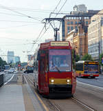 strassenbahn-warschau-warszawa/663626/strassenbahn-warschau-tramwaje-warszawskie-der-museumstriebwagen 
Straßenbahn Warschau (Tramwaje Warszawskie): Der Museumstriebwagen 1006, ein Konstal 105Na am 25.06.2017 als Linia Turystyczna (Touristenlinie) und Pianotram.
