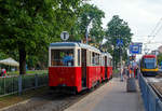 strassenbahn-warschau-warszawa/663553/strassenbahn-warschau-tramwaje-warszawskie-der-museumstriebwagen 
Straßenbahn Warschau (Tramwaje Warszawskie): Der Museumstriebwagen 838 mit Beiwagen 1811 am 25.06.2017 als Museumlinie T an der Station Plac Gabriela Narutowicza. Der Triebwagen ist ein 1957 gebauter Konstal 4Nj.