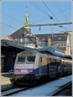 bb-26000-sybic Entgegen unseren Bef�rchtungen nur noch orange farbene Loks vor dem IC 91 Vauban in Luxemburg zu sehen, war heute (01.02.2012) eine von Stefans Lieblings-Sybics zu Gast. Eine von den sechs BB 26000 im sch�nen 'en voyage' Design zog heute den IC Vauban von Luxembourg nach Basel. Insgesamt gibt es 234 Loks dieses Typs bei der SNCF und sie l�sten zum Fahrplanwechsel am 12.12.2011 die Loks der S�rie BB 15000 (nez cass�s) vor der beiden Intercitys 90/91 Vauban und 96/97 Iris ab. Hier noch einige Informatinen zu der SNCF S�rie BB 26000: Die SYBIC ist vornehmlich aus Stahl gefertigt und besitzt aufgrund ihres futuristisch-kantigen Designs eine sehr eigene Erscheinung. Besonders bemerkenswert mit Blick auf ihre Konstruktion ist die Tatsache, dass sie, wie bereits einige fr�here franz�sische Elloks, so genannte Monomoteur-Drehgestelle besitzt, in denen jeweils nur ein gro�er Fahrmotor �ber eine nachgeschaltete Getriebeeinheit alle Achsen des jeweiligen Drehgestells antreibt. Die Zugkraft�bertragung zwischen Lokkasten und Drehgestellen erfolgt �ber tief liegende Zug- und Druckstangen, w�hrend die Prim�rfederung auf Schraubenfedern und die Sekund�rfederung auf Gummi-Stahl-Bl�cken beruht. Die Kraft�bertragung vom jeweiligen Fahrmotor bzw. vom Verteilergetriebe auf die Rads�tze erfolgt �ber Hohlwellen-Gummiringfeder-Antriebe. Im elektrischen Teil kommen bei der SYBIC auf GTO-Thyristoren basierende Traktionsstromrichter zur Anwendung, welche fl�ssigkeitsgek�hlt sind. Diese arbeiten mit einer Zwischenkreisspannung von 1,5 kV Gleichstrom und k�nnen somit w�hrend des Betriebs im franz�sischen Gleichstromnetz ohne weiteres direkt aus der Oberleitung gespeist werden. Im Wechselstromnetz ist ihnen der Haupttransformator vorgeschaltet. Auf dem Dach sind zwei unterschiedliche Stromabnehmer angebracht, jeweils einer f�r Gleichstrom (mit vier Schleifleisten) und Wechselstrom (mit zwei Schleifleisten). F�r die Bedienung stehen dem Lokf�hrer eine einfache manuelle Zug- und Bremskraftsteuerung, das so genannte „dispositif de vitesse impos�e“ (eine Geschwindigkeitssteuerung �hnlich der deutschen AFB, aber ohne Koppelung mit der pneumatischen Bremse) und als Hilfe f�r den Betrieb im 1,5-kV-Netz eine Leistungsbegrenzung zur Limitierung der Stromaufnahme zur Verf�gung. Bedienelemente f�r direkte und indirekte Bremse sind ebenfalls vorhanden. Die SYBIC besitzt Bordger�te f�r die Zugsicherungssysteme RS bzw. „Crocodile“ und KVB. Die BB 26000 ist unter dem Kunstnamen „SYBIC“ gut bekannt; dieses wurde aus „synchrone“ f�r die Synchronmotoren und „bicourant“ f�r die Zweisystemf�higkeit gebildet. (Jeanny)
