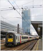 . Die SNCB Gumminase AM96 452 verlässt am 12.05.2013 den Bahnhof Bruxelles Midi. Man beachte die unterschiedlichen Größen der Zahlen bei der Nummer an der Front des Triebzuges. (Hans)