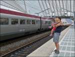 - Ciao, ciao Thalys - Aus Sicherheitsgrnden bei ihrem Vater auf dem Arm, winkt Kiara dem aus dem Bahnhof Lige Guillemins fahrenden Thalys zu.