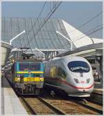 . Am 30.03.2009 gab es diese interessante Zugbegegnung im Bahnhof Lige Guillemins: Ein SNCB Sonderzug mit der HLE 2121 traf auf den einfahrenden ICE 3M, welcher als ICE 18 von Frankfurt/Main Hbf nach Bruxelles Midi unterwegs war. (Jeanny)