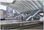 . Kaum ist der ICE 4610  Frankfurt am Main  am 23.11.2013 in Lige Guillemins zum Stehen gekommen, rennt schon ein Bahnfotograf ber den Bahnsteig, um Bilder des Zuges zu machen. (Hans)