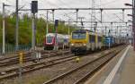. Zwei Belgierinen in Rodange - Am 29.04.2015 ziehen zwei Loks der SNCB Srie 13 einen Gterzug durch den Bahnhof von Rodange. (Hans)